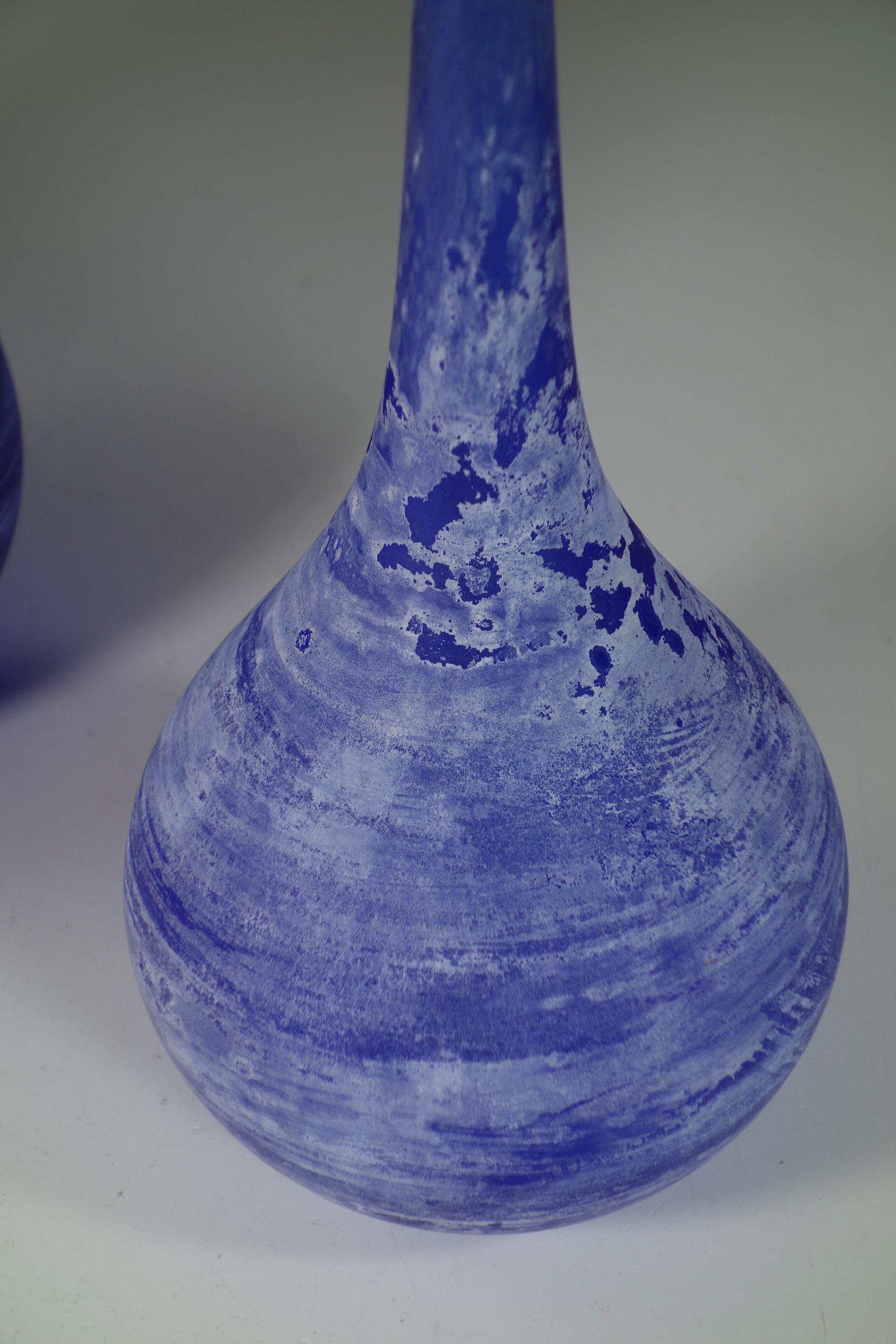 Pareja de jarrones de cristal azul 