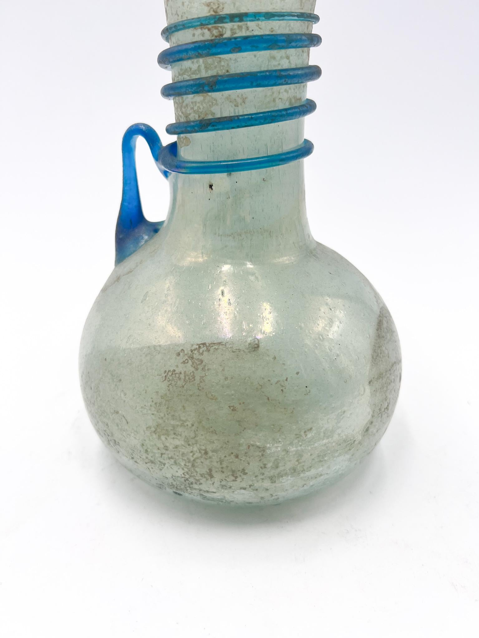 Vase bleu en verre Scavo di Cenedese réalisé dans les années 1950

Ø 13 cm h 19 cm

Le verre scavo est un type de verre ornemental dont la surface rugueuse présente une finition mate à l'imitation du verre antique, à dominante grise, mais aussi avec