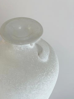 Vaso ad anfora in vetro di Murano bianco Scavo di Seguso, attribuito a Karl Springer