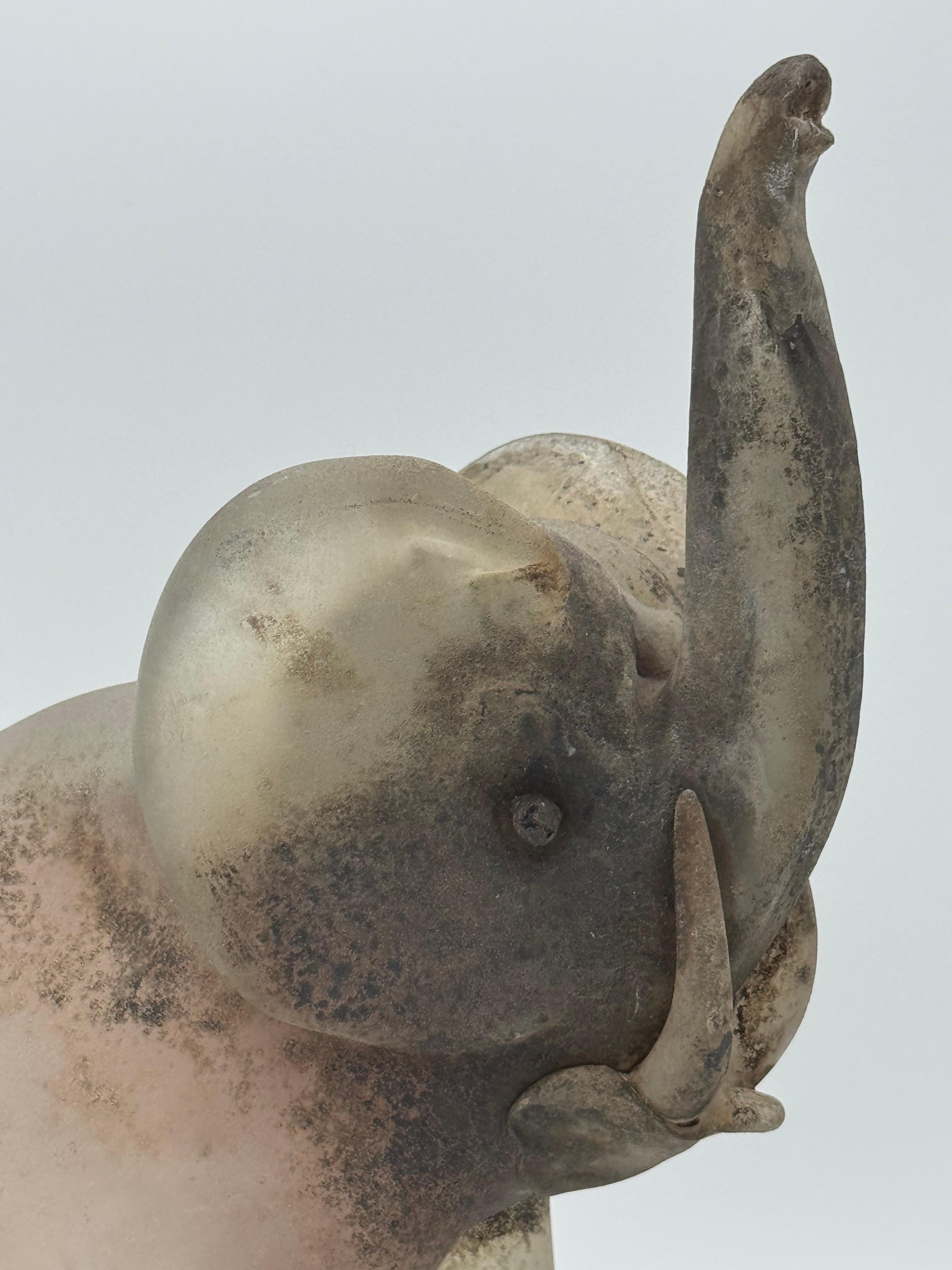 Immergiti nel fascino dell'arte del vetro di Murano con questa splendida scultura di elefante, un capolavoro creato dal famoso Ermanno Nason per il Cenedese. Realizzato meticolosamente con la tecnica del vetro Scavo, cattura l'essenza dell'antica