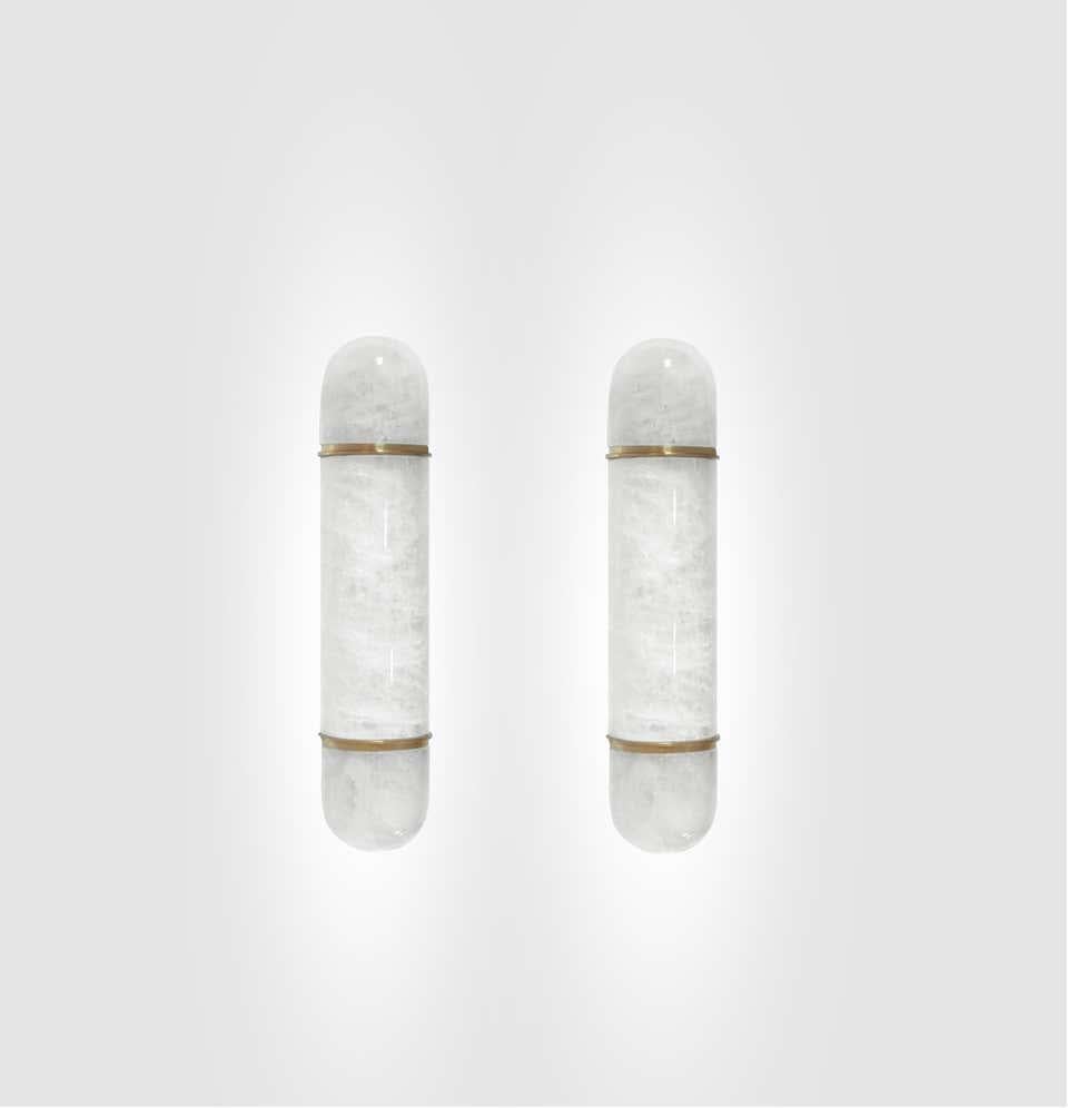 Aplique de cristal de roca finamente tallado con decoración de latón pulido. Creado por Phoenix Gallery, NYC.
Cada aplique admite dos bombillas con casquillo E26. 60 vatios cada bombilla, 120 vatios en total.