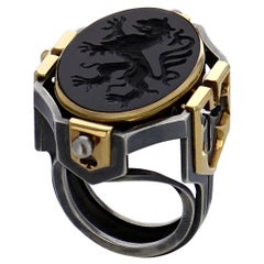 Onyx Diamonds Sceau Ring Terre in 18k yellow gold by Elie Top