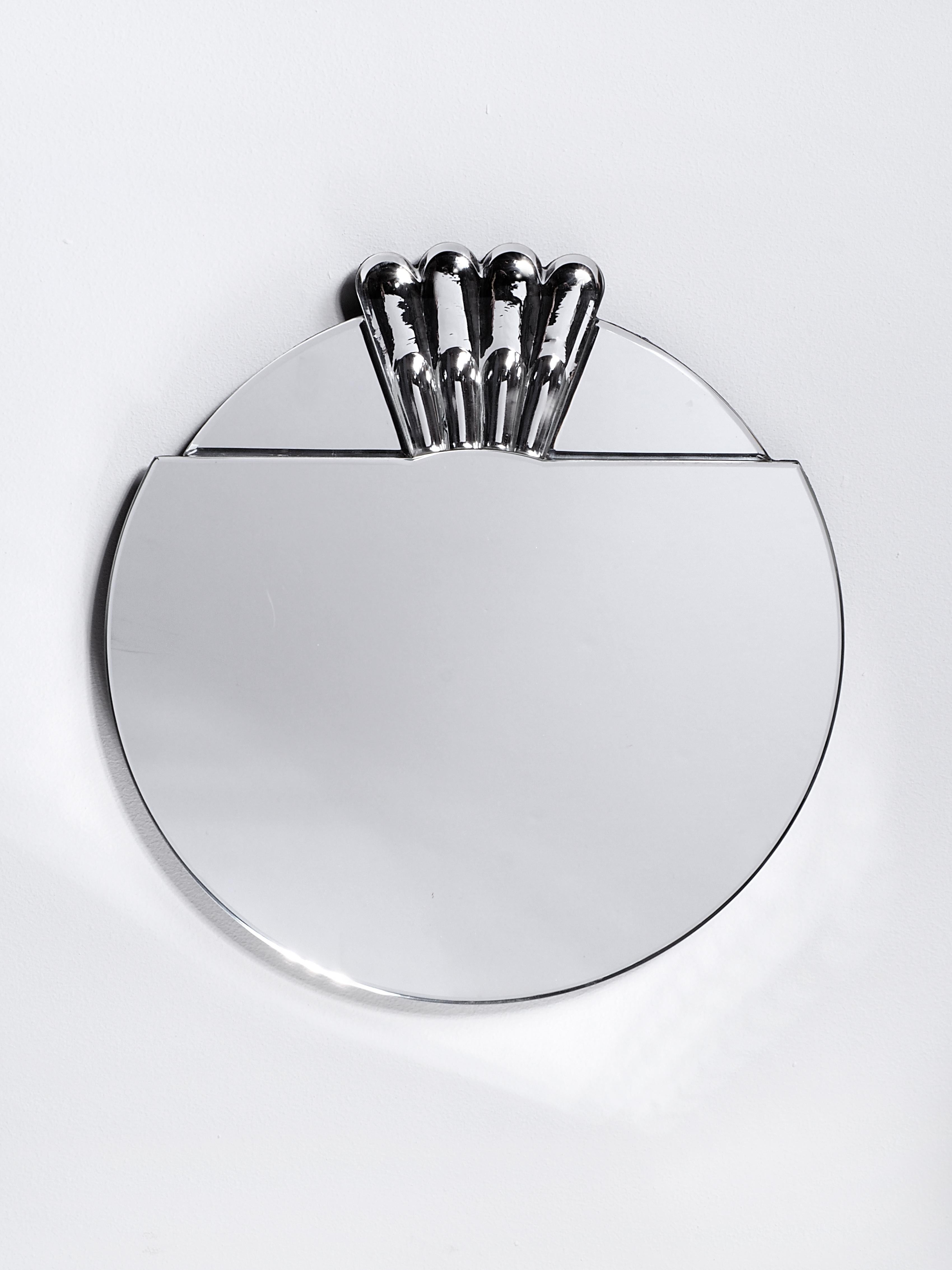 Scena elemento tre miroir de Murano par Nikolai Kotlarczyk
Dimensions : D 3 x L 30 x H 30 cm 
MATERIAL : Verre sculpté argenté, dos en bois gris foncé.
Également disponible dans d'autres tailles et dimensions. 


Elemento est une série de miroirs en