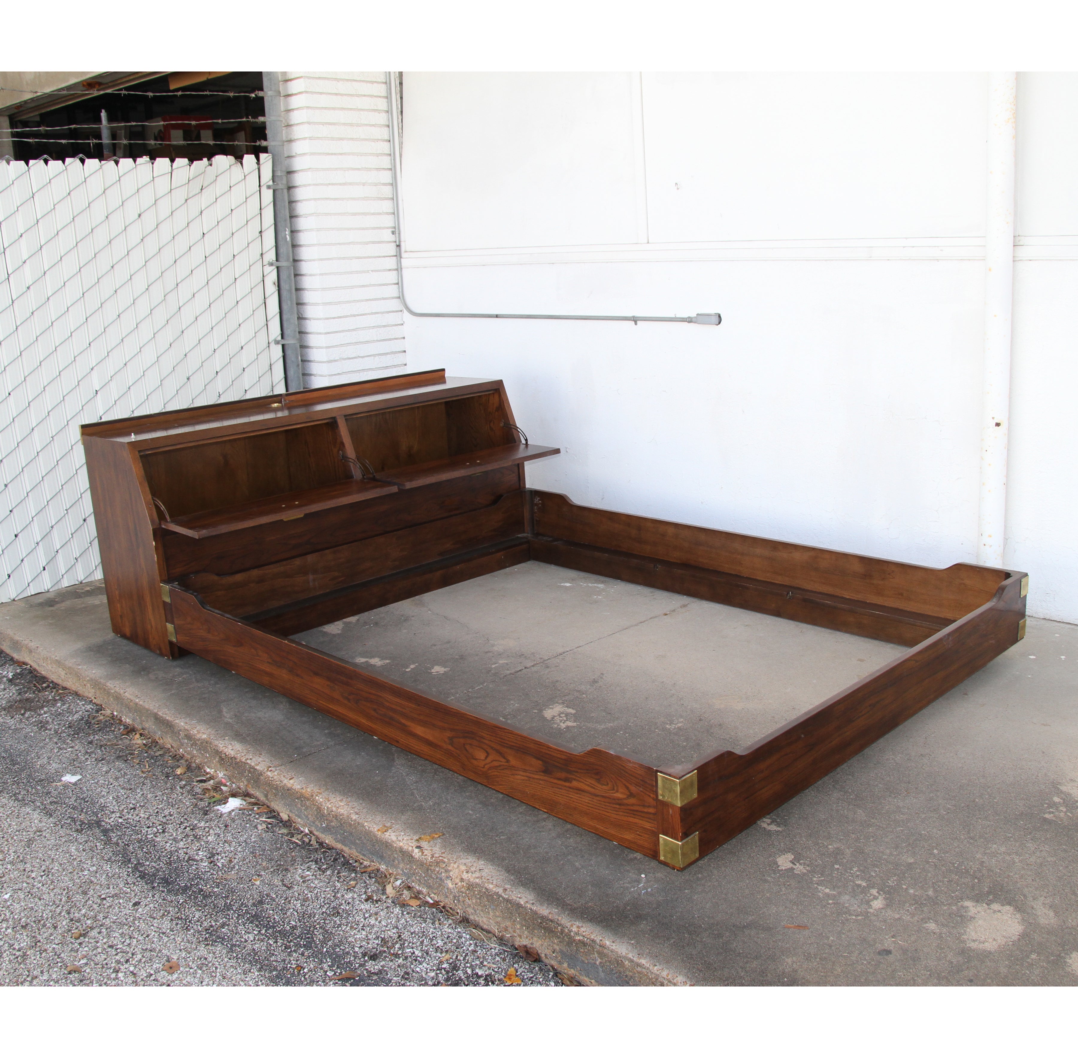 Scene one by Henredon Campaign platform bed.


Highly sought after Henredon scene one queen size headboard/ platform bed with storage inside the headboard. The bed portion measures 28