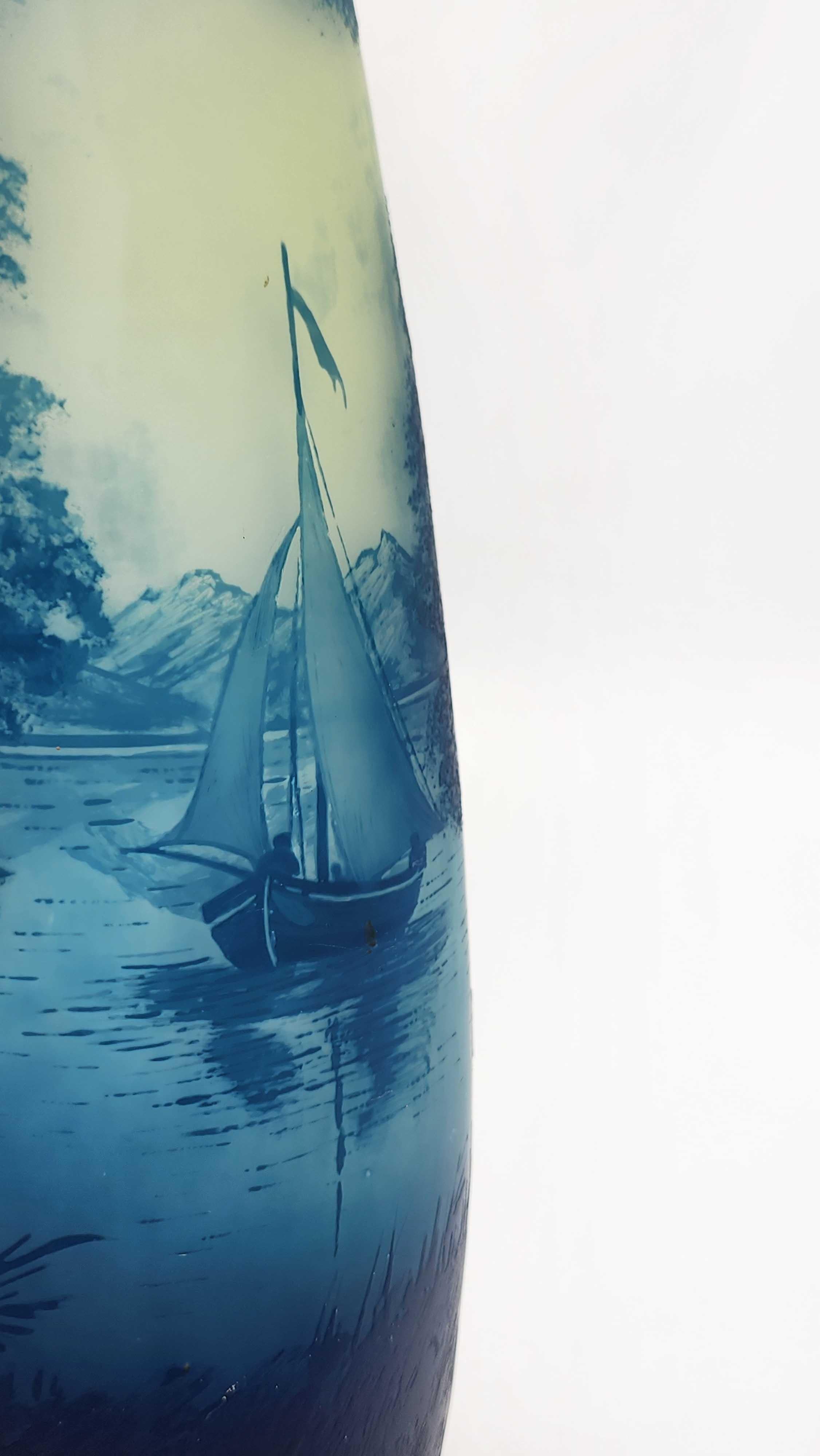 Val Saint Lambert Vetro Scenico Artistico
Squisito vaso di cristallo scenico di Val Saint Lambert, un gioiello dell'arte vetraria belga creato tra il 1914 e il 1935. Questo vaso si distingue per il disegno del paesaggio nei toni del blu e del