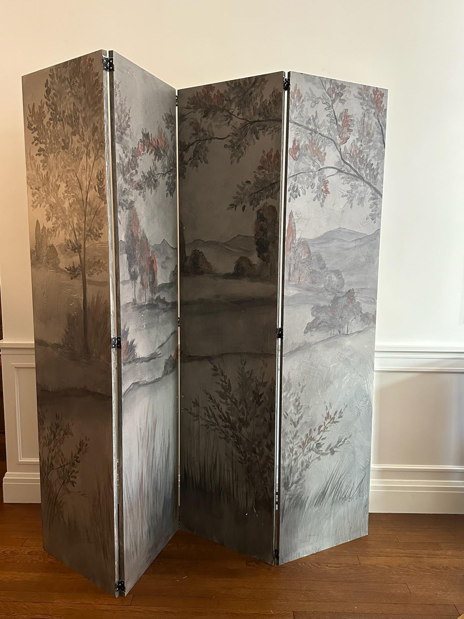 Dieser Paravent besteht aus vier Paneelen, deren Struktur aus Holz besteht und durch Metallscharniere miteinander verbunden sind. Die Tafeln sind mit einer von James Mobley in Los Angeles gemalten Landschaft bedeckt.