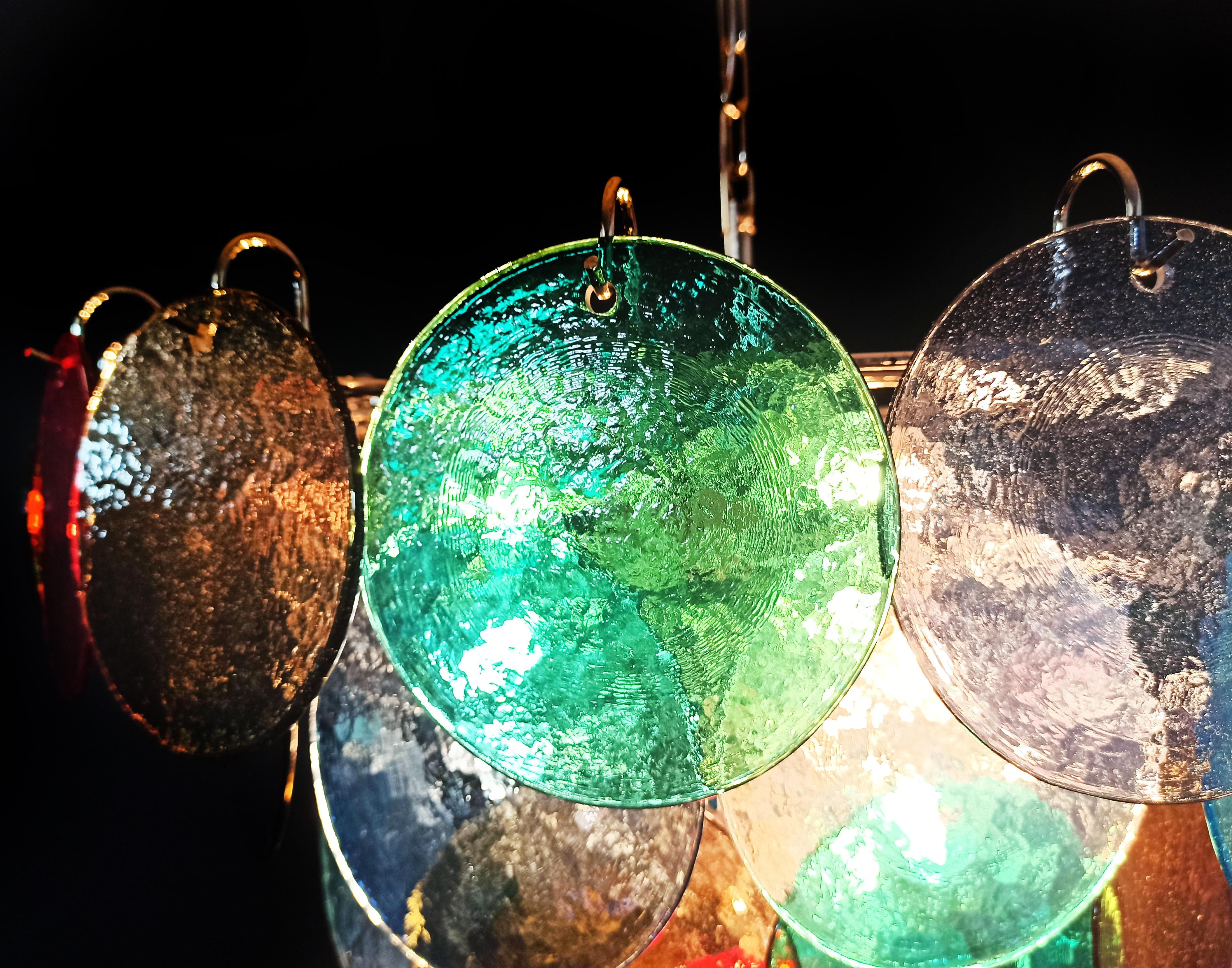 Verre d'art Lustre scénique de haute qualité en verre de Murano de l'ère spatiale - 57 verres multicolores en vente
