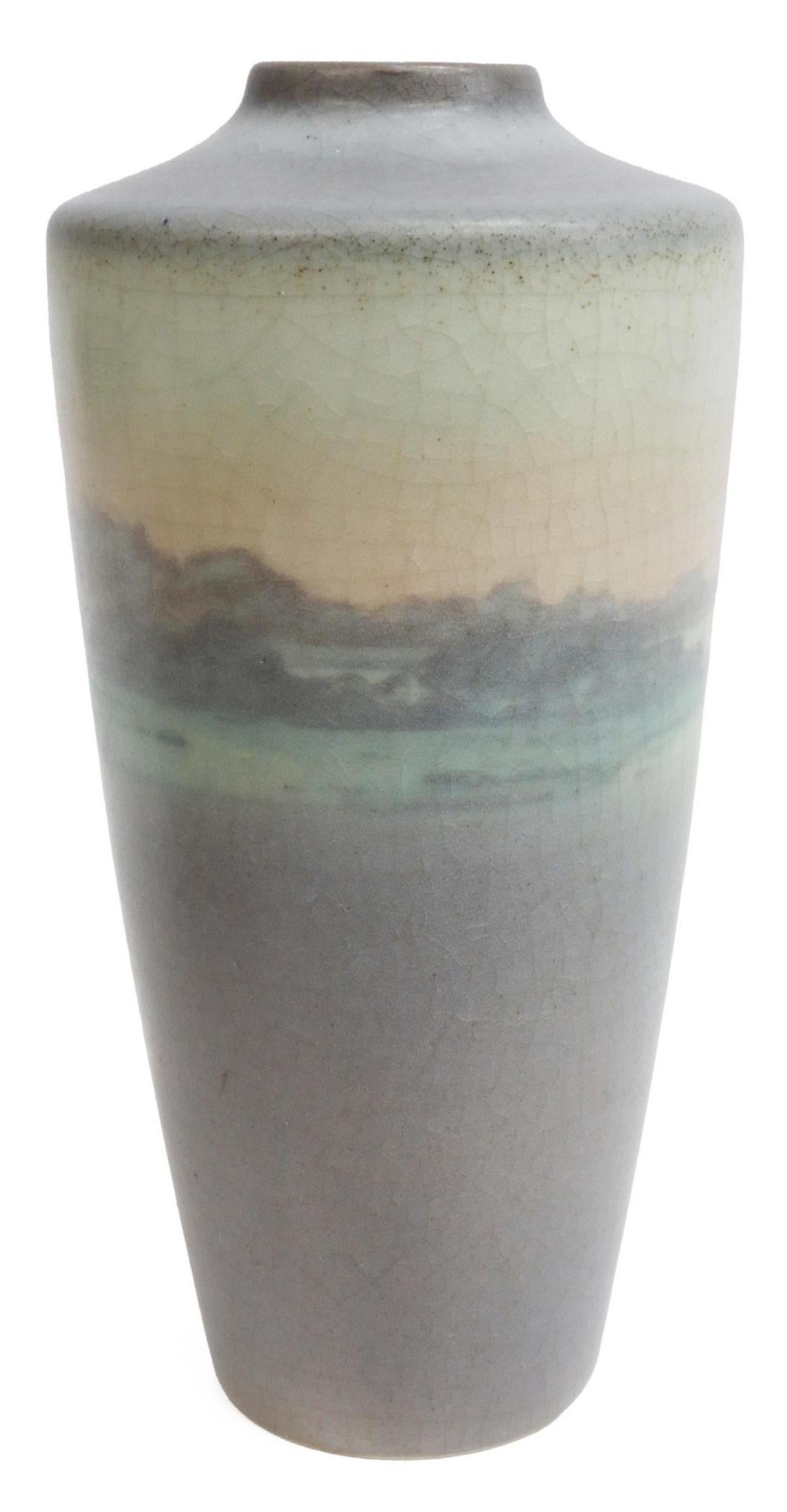 Vase en poterie Arts and Crafts américaine, Rookwood, vers 1913, numéro de forme 1867, initiales incisées SEC (Sarah Elizabeth Coyne, américaine, 1891-1939), glaçure véline, décor de paysage aquatique.