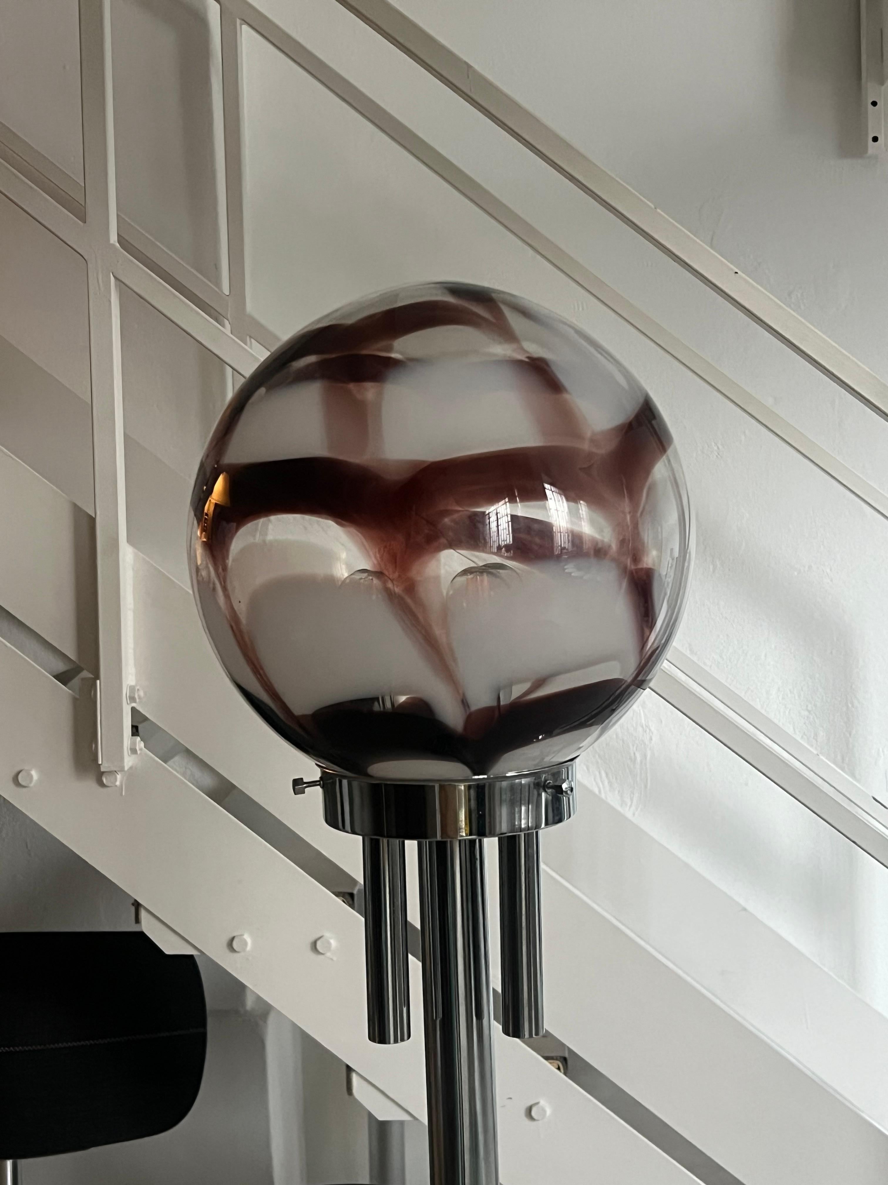 Lámpara de pie moderna de mediados de siglo - Lámpara de metal cromado - 

Lámpara de pie italiana vintage de mediados de siglo, de metal cromado y cristal. De estilo intemporal, el elemento superior de cristal está fabricado en murano con la