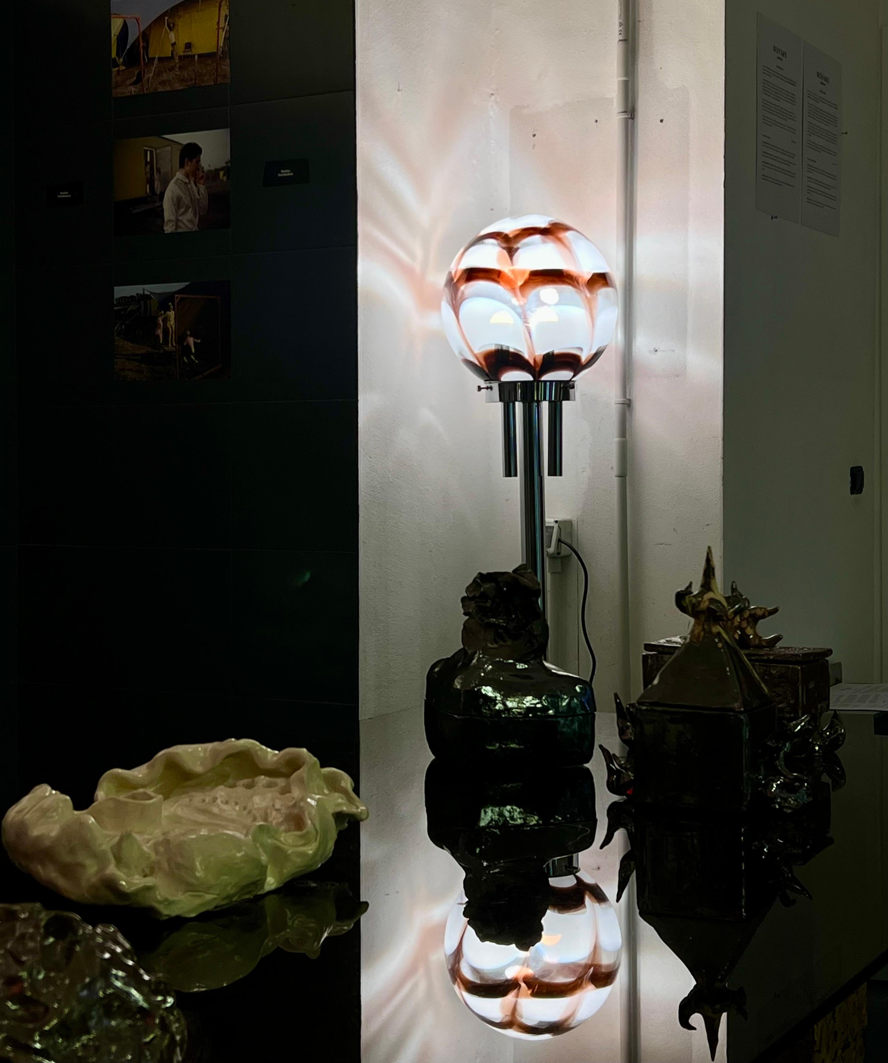 Lámpara de pie cromada escenográfica de los años 60, tiras de cristal de colores cristal de murano Moderno de mediados de siglo en venta