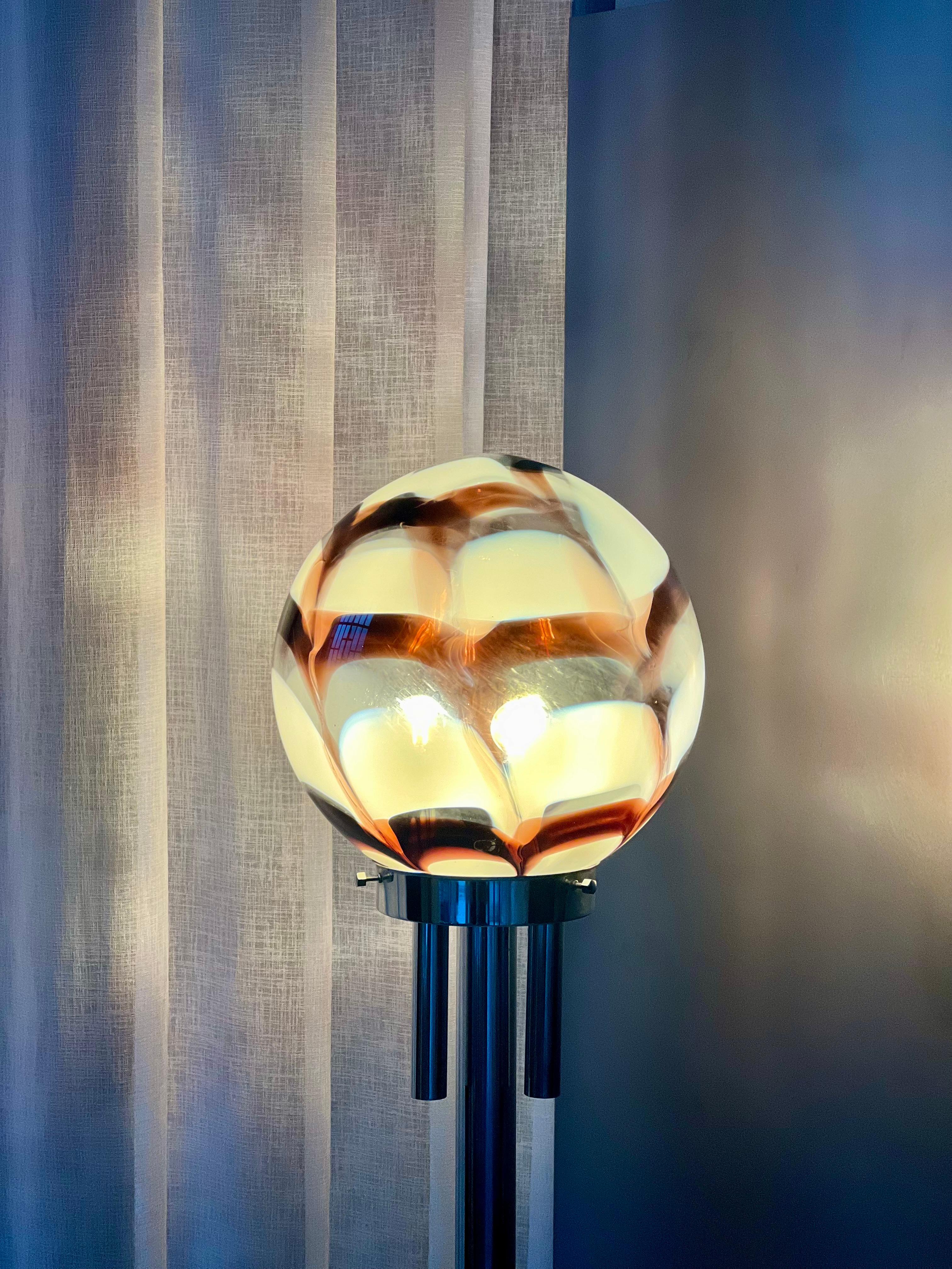 Lámpara de pie cromada escenográfica de los años 60, tiras de cristal de colores cristal de murano en Bueno estado para la venta en Milano, IT