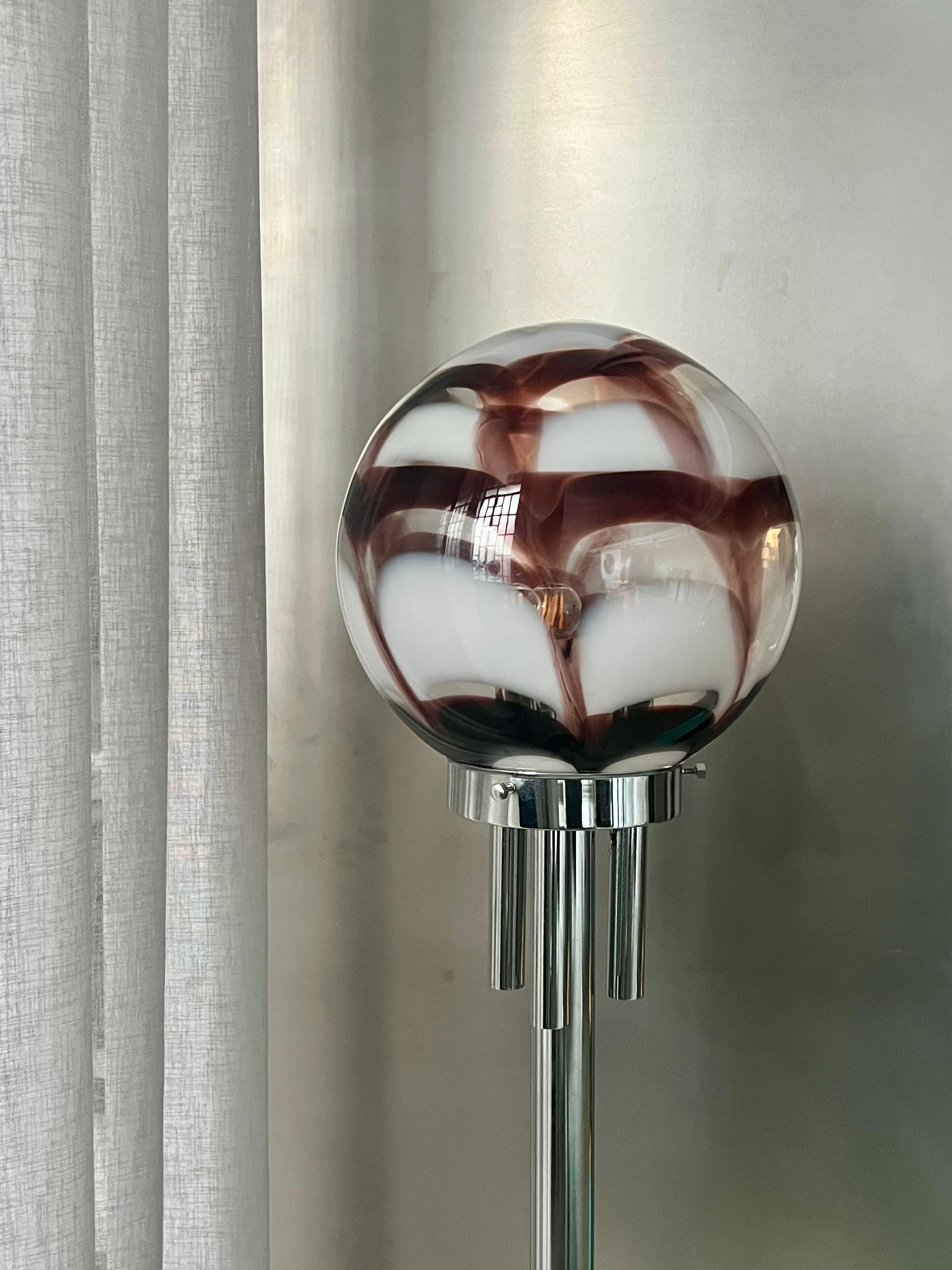Lámpara de pie cromada escenográfica de los años 60, tiras de cristal de colores cristal de murano Acero en venta