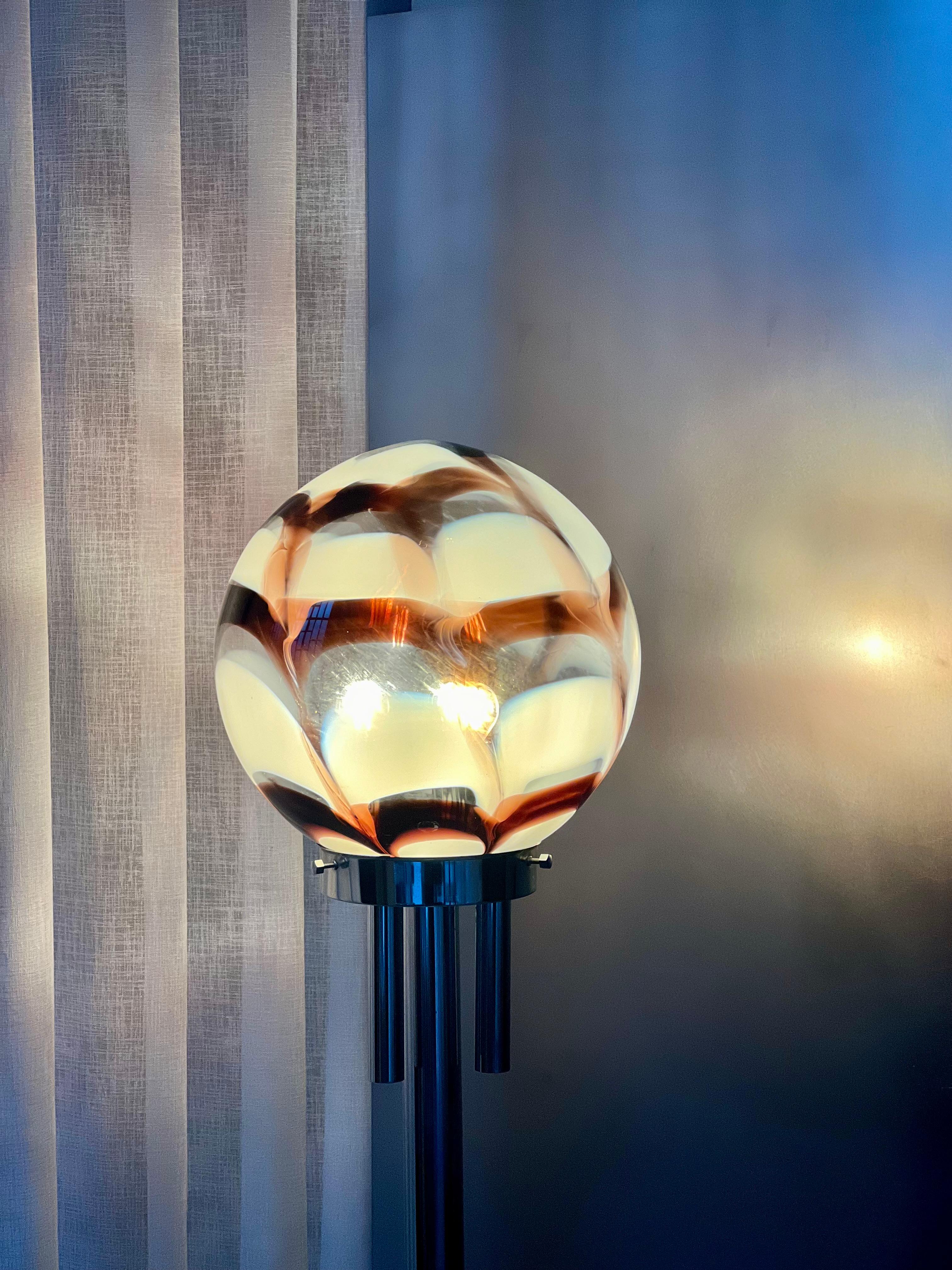 Lámpara de pie cromada escenográfica de los años 60, tiras de cristal de colores cristal de murano en venta 2