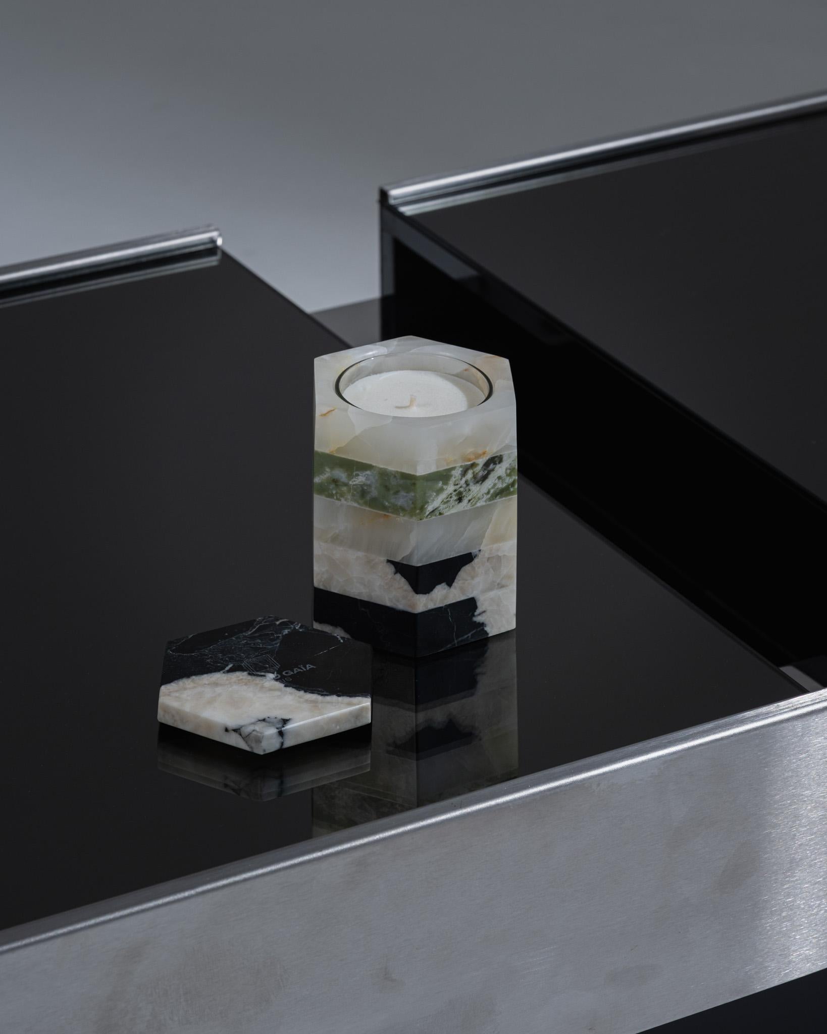 Scented candle with orange blossom from Grasse, in green marble and onyx, by Studio Gaïa.
Romy is much more than a candle: a sculptural object, an olfactory ritual and an exceptional decorative piece.
Its orange blossom fragrance, rooted in the
