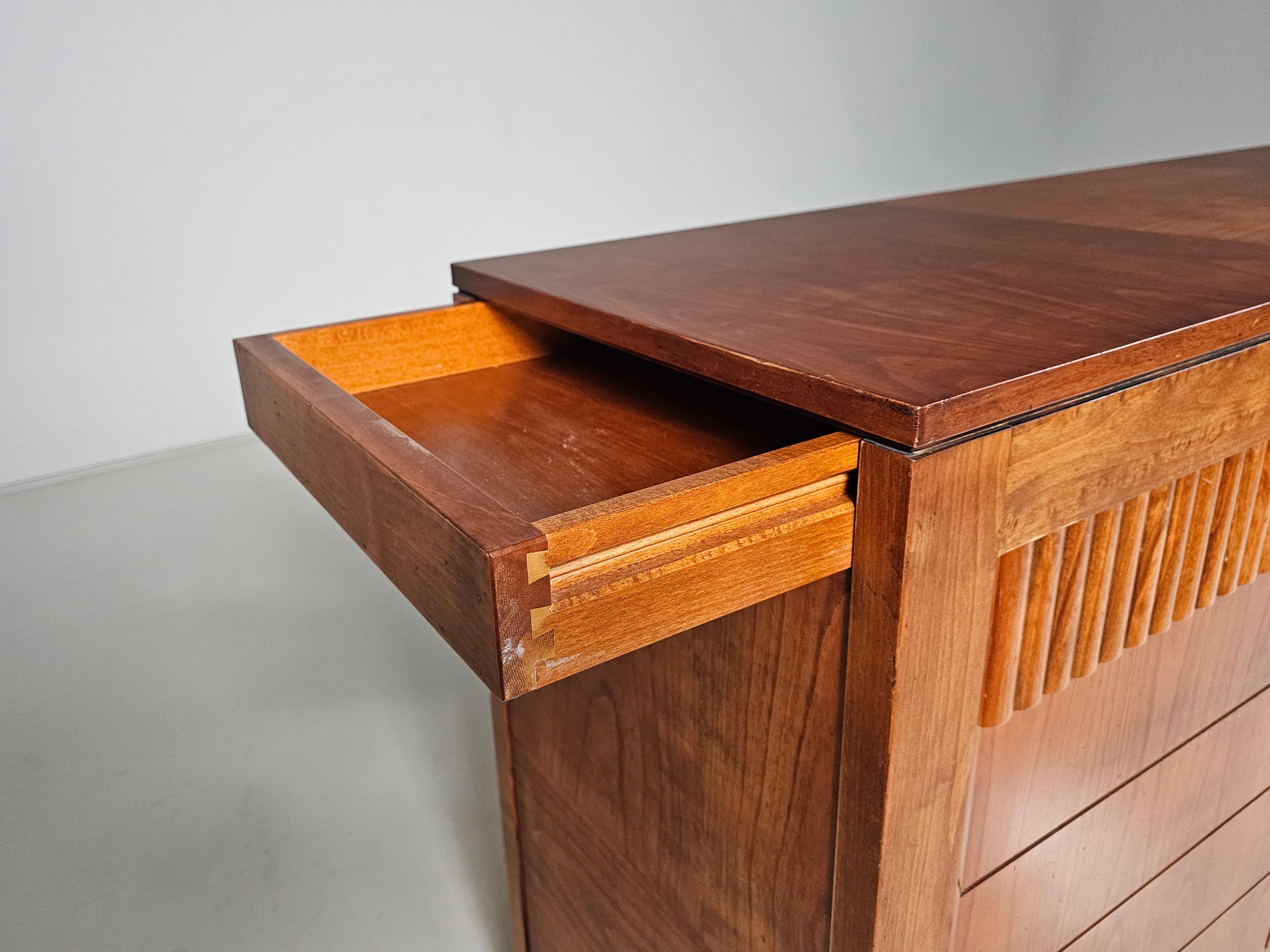 Schacchi sideboard in walnut wood by Morelato Italy, 1970s en vente 6