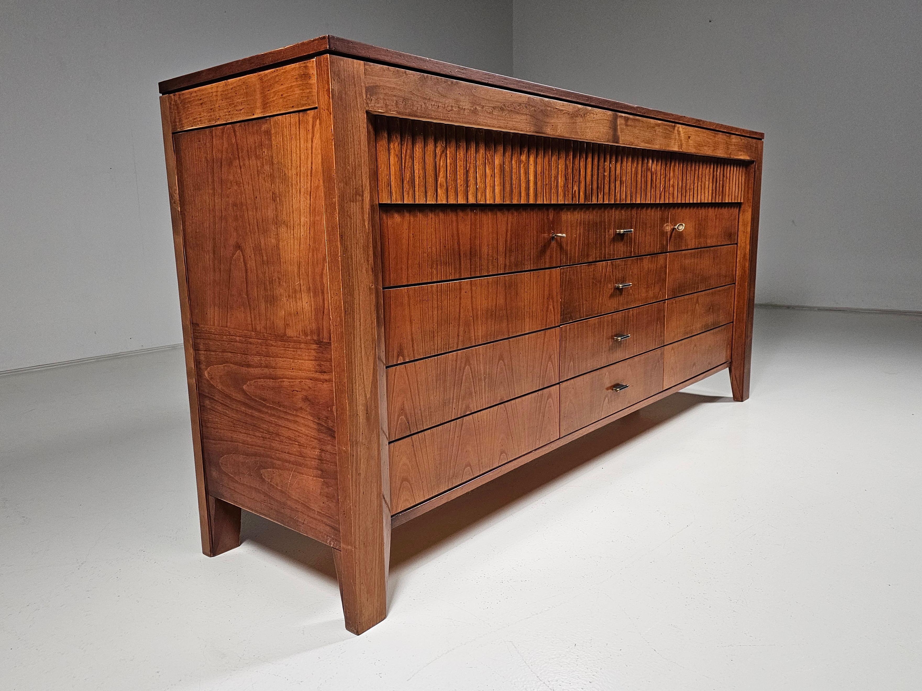 Mid-Century Modern Schacchi sideboard in walnut wood by Morelato Italy, 1970s en vente
