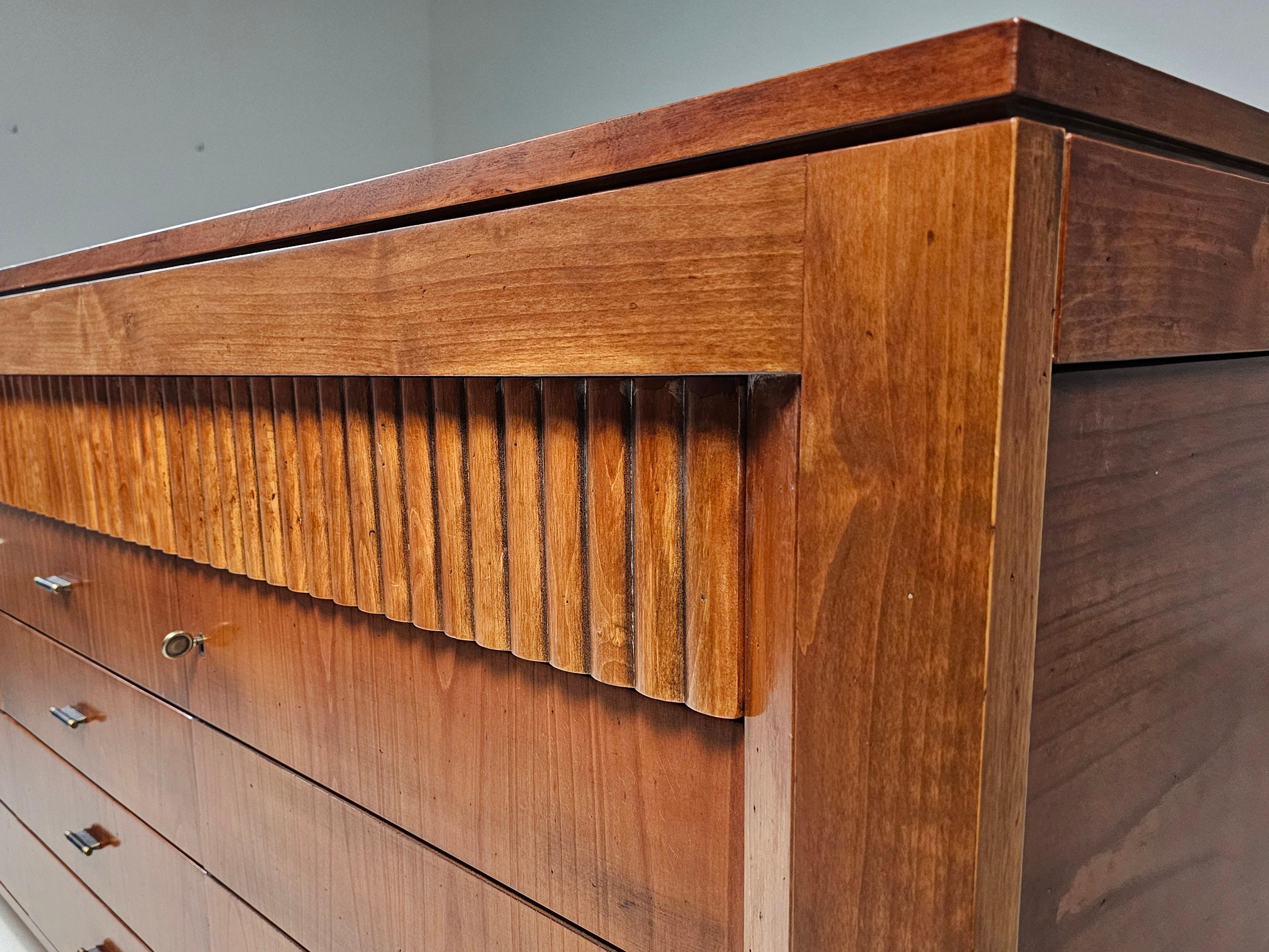 Européen Schacchi sideboard in walnut wood by Morelato Italy, 1970s en vente