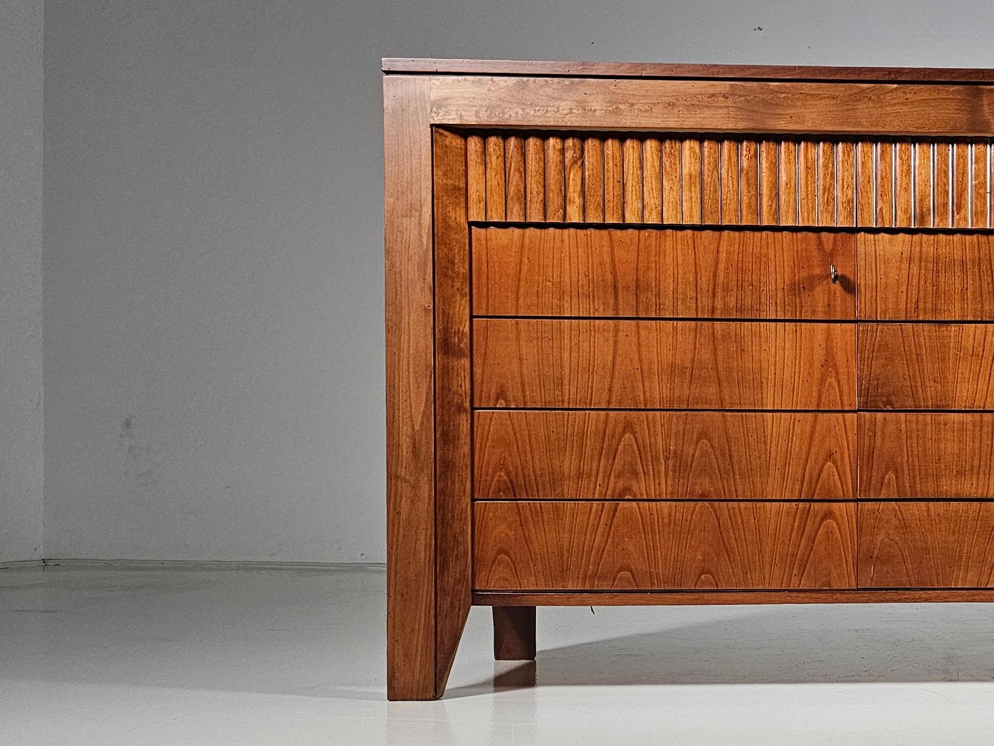 Schacchi sideboard in walnut wood by Morelato Italy, 1970s Bon état - En vente à amstelveen, NL