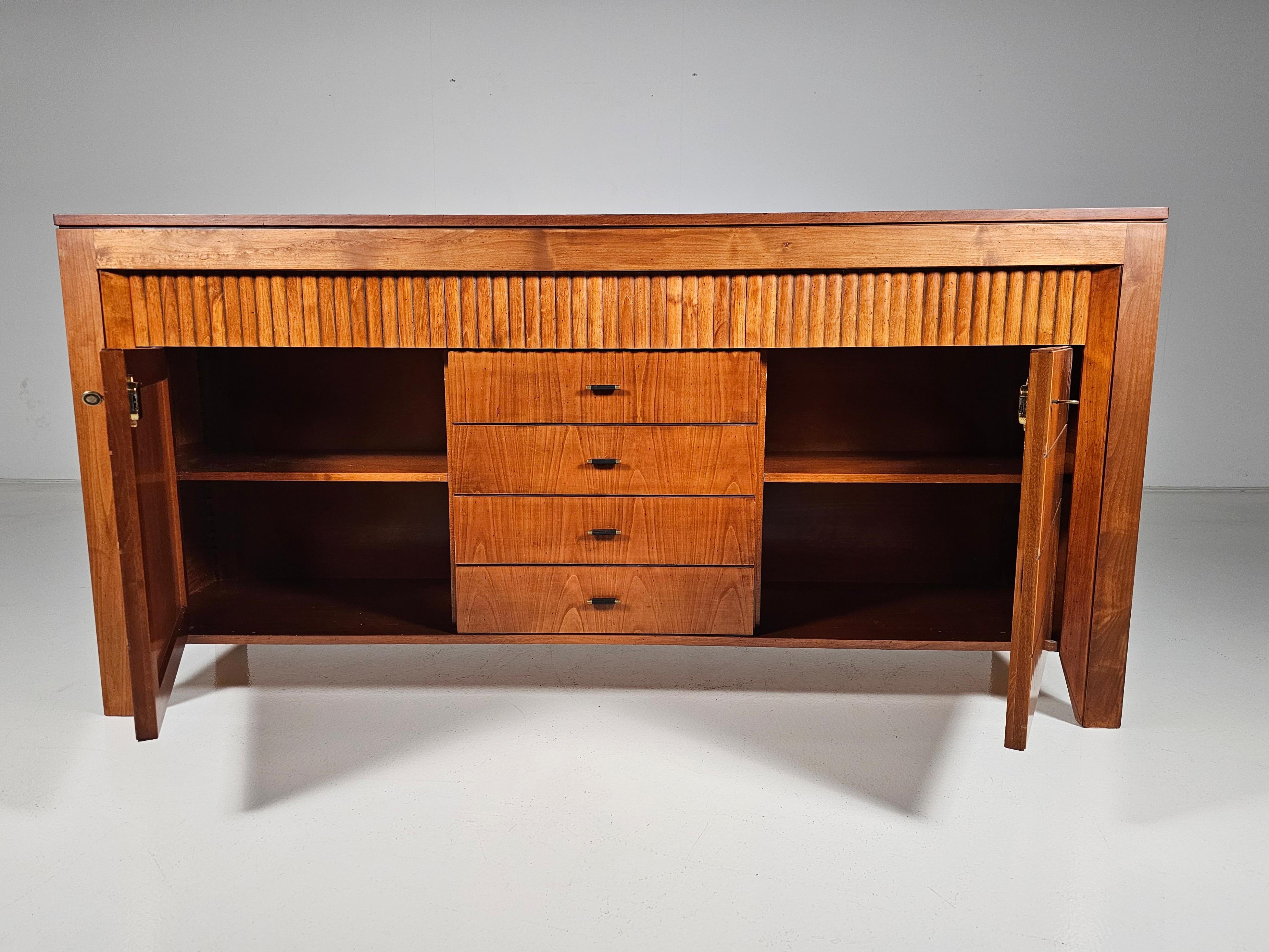 Fin du 20e siècle Schacchi sideboard in walnut wood by Morelato Italy, 1970s en vente