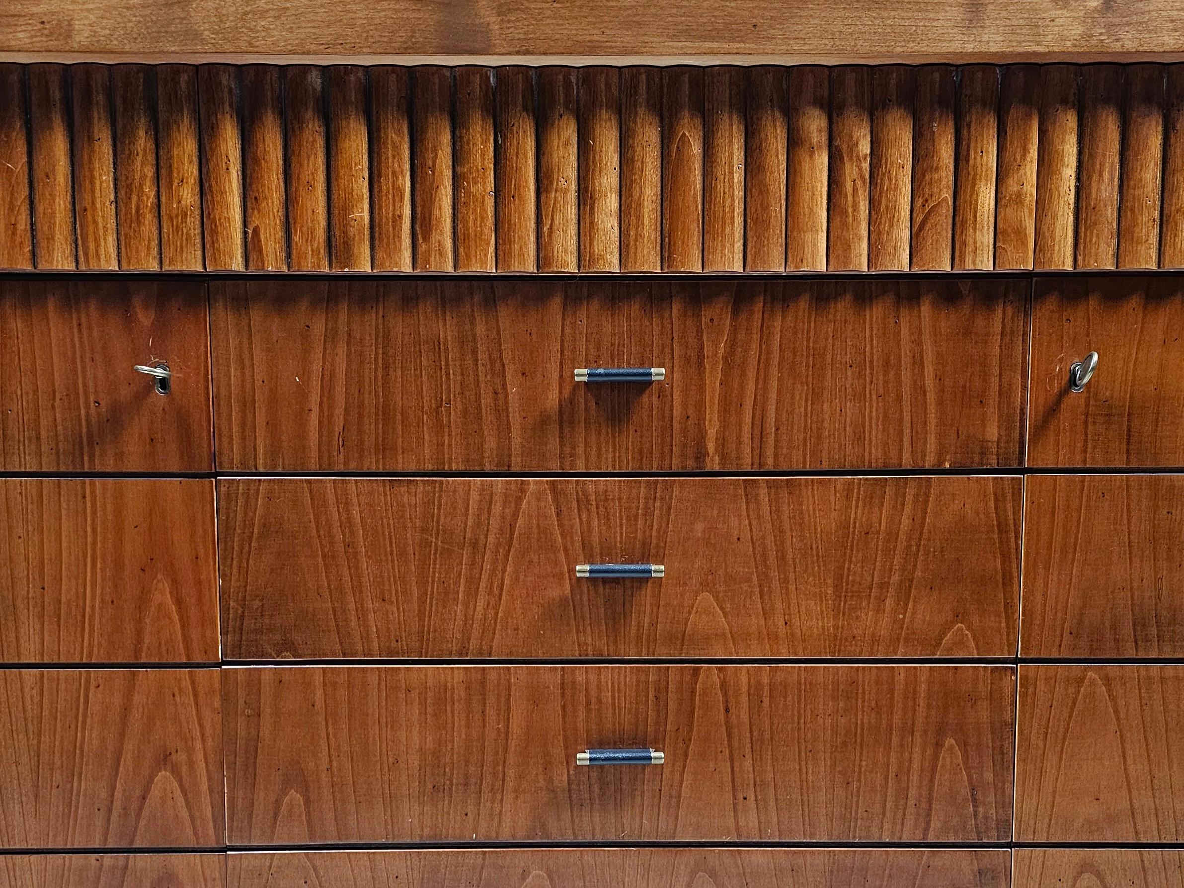 Schacchi sideboard in walnut wood by Morelato Italy, 1970s en vente 1