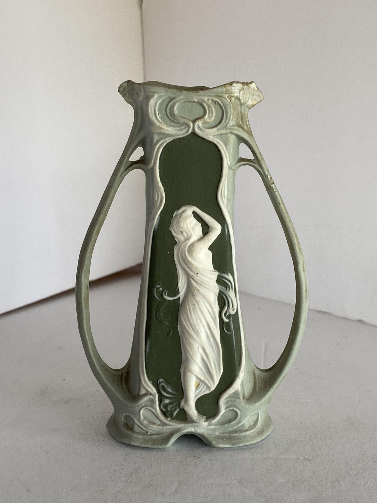 Vintage Schafer Vater German Bisque Green Jasperware Art Nouveau Maiden Bud Vase Jasperware bud vase.
 
Incisé avec le numéro 5786 sur le fond.