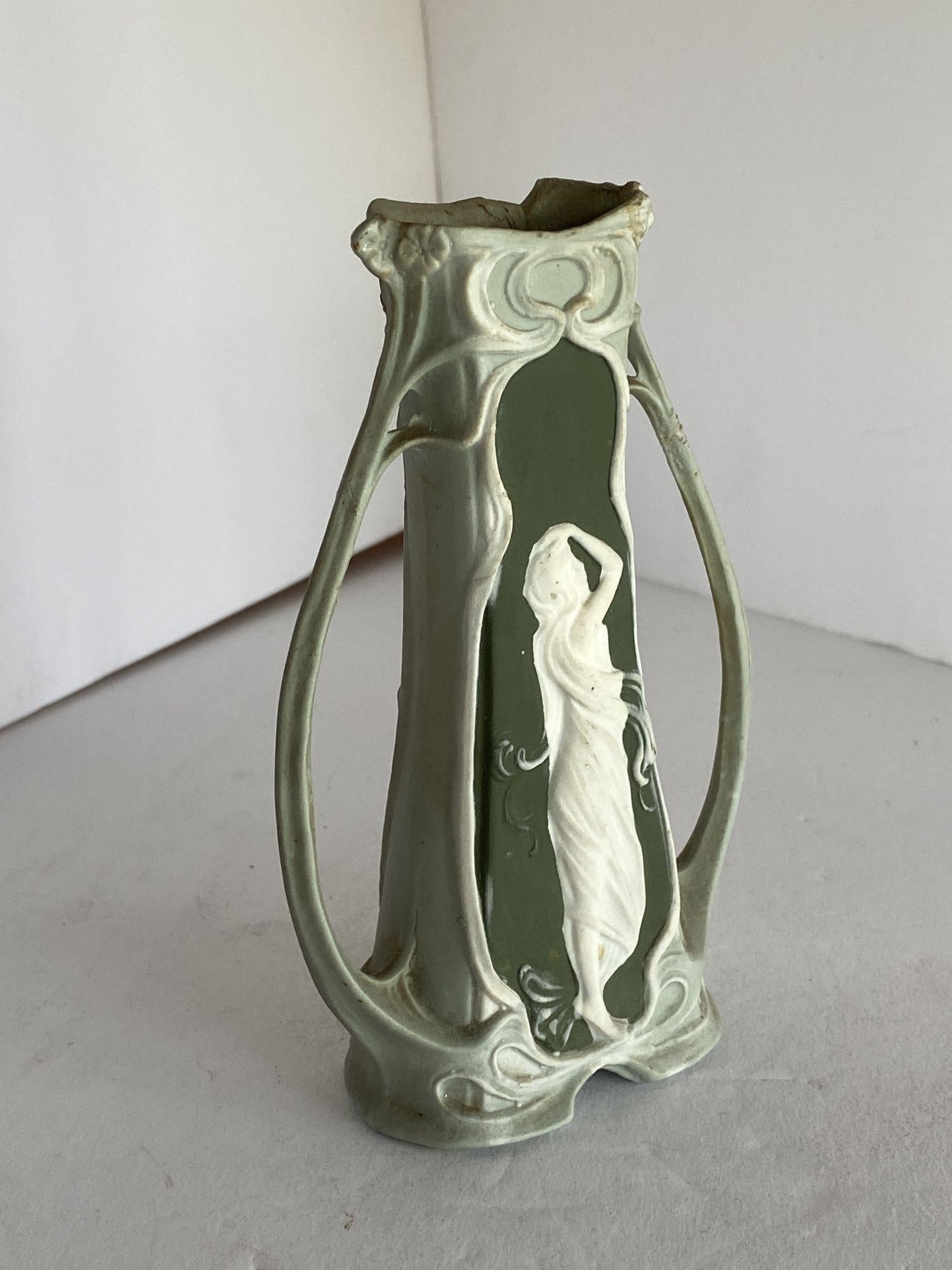 Schafer Vater, vase pour jeune fille Art nouveau en jaspe vert biscuit allemand Excellent état - En vente à Van Nuys, CA