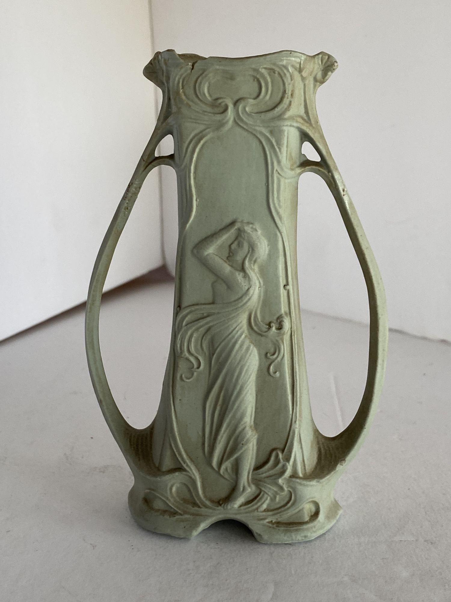 Début du 20ème siècle Schafer Vater, vase pour jeune fille Art nouveau en jaspe vert biscuit allemand en vente
