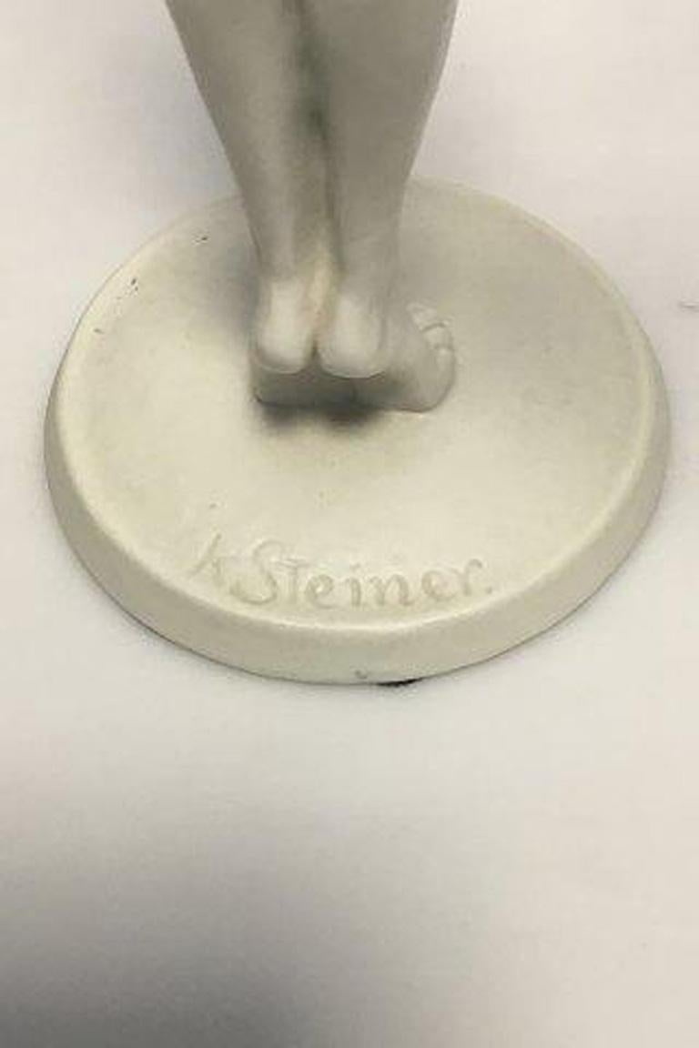 Schaubach Art Bisquit Figurina di giocatrice di pallavolo, firmata K. Steiner In condizioni buone in vendita a Copenhagen, DK