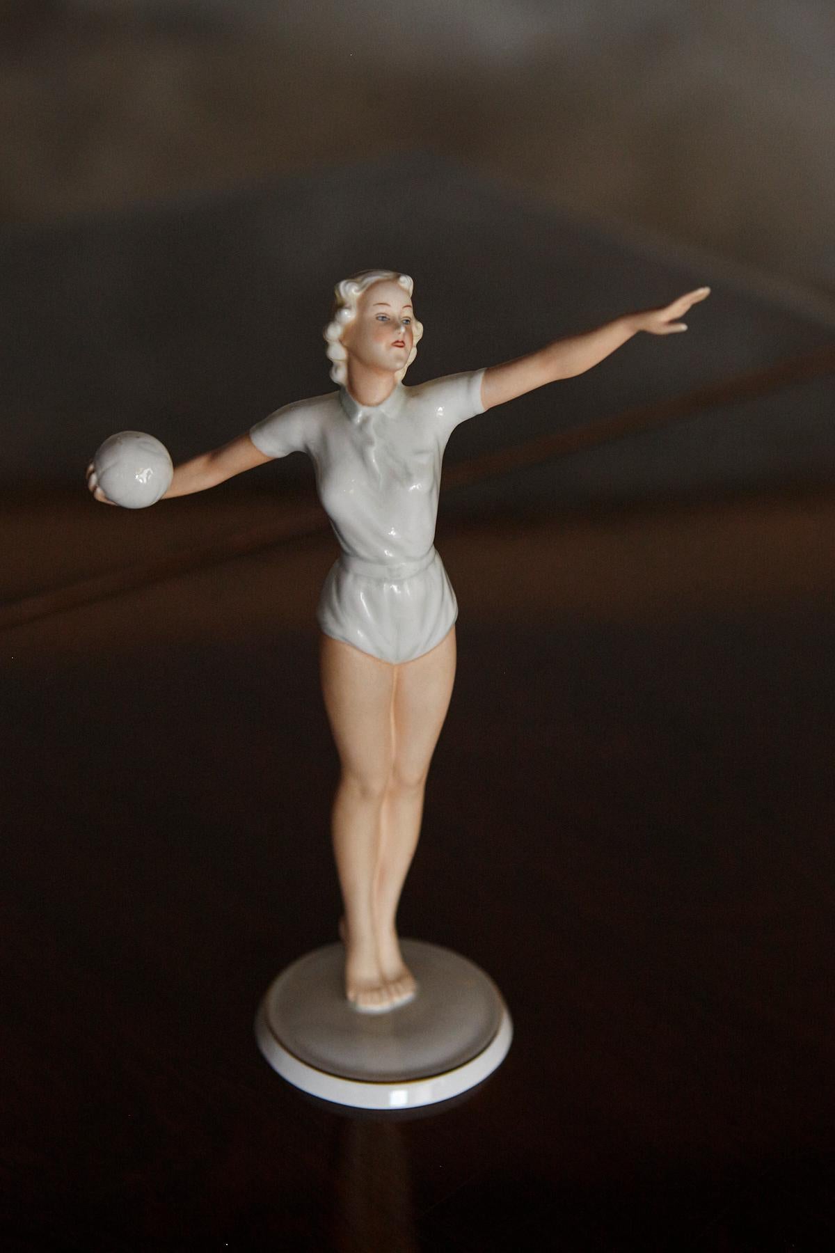 Schaubach Kunst Porcelain Figurine of a Volleyball Player, 1936 Olympics For Sale 7
