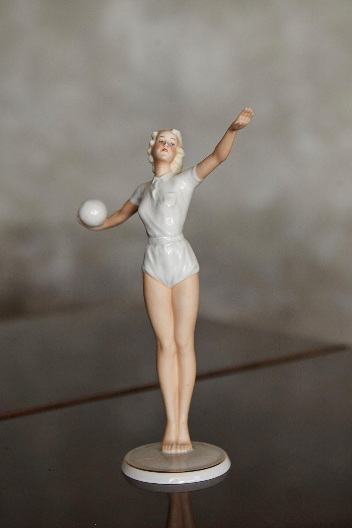 Schaubach Kunst Porcelain Figurine of a Volleyball Player, 1936 Olympics In Excellent Condition For Sale In Aramits, Nouvelle-Aquitaine