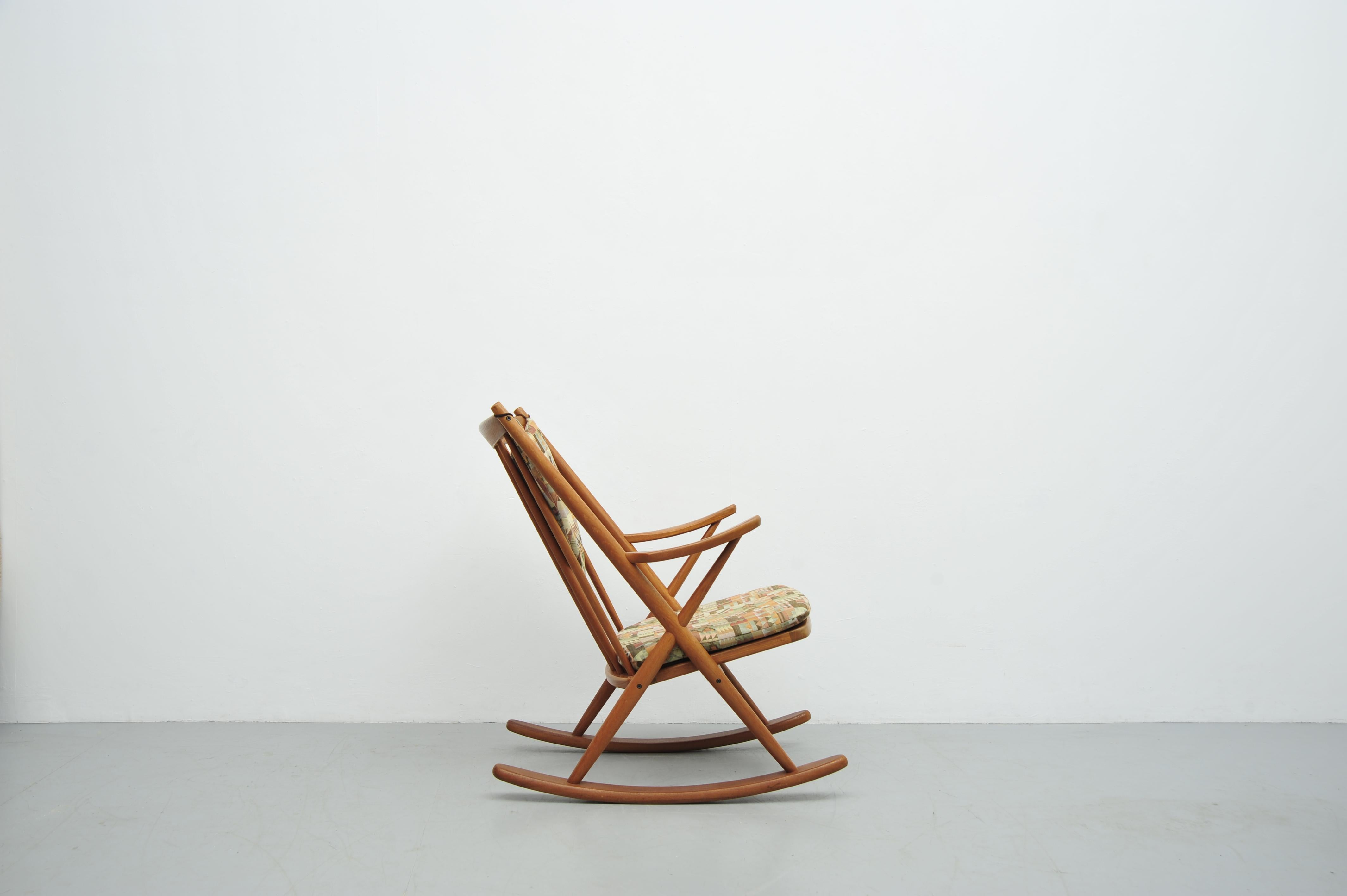 Dieser elegante Schaukelstuhl wurde von Frank Reenskaug für Bramin in den 1960er Jahren entworfen und ist ein klassisches Beispiel für dänisches Mid-Century-Design. Hergestellt in Dänemark, zeichnet sich der Schaukelstuhl durch seinen