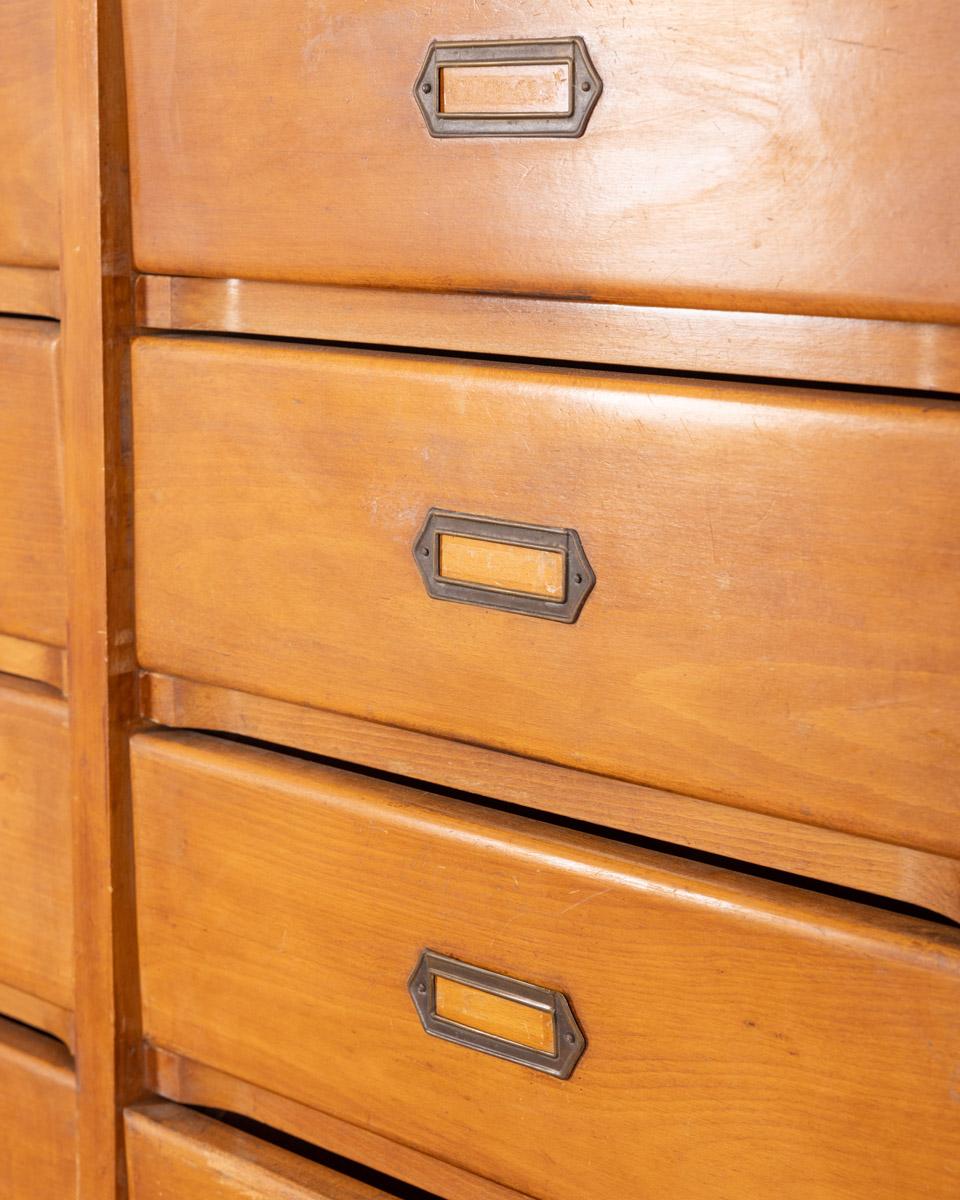 Archivador vintage de madera de los años 50 33 cajones diseño A. Gorgone Industrial en venta