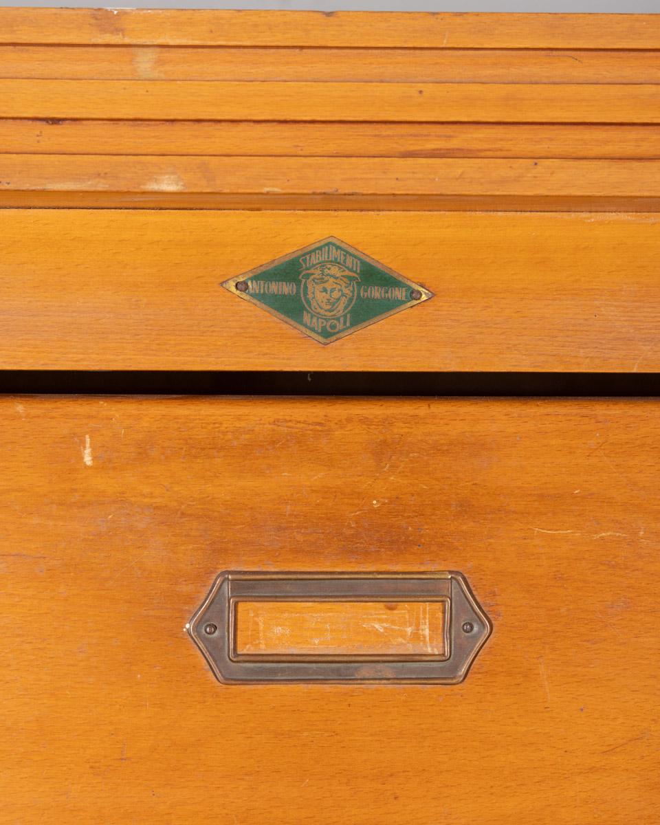 Archivador vintage de madera de los años 50 33 cajones diseño A. Gorgone Italian en venta