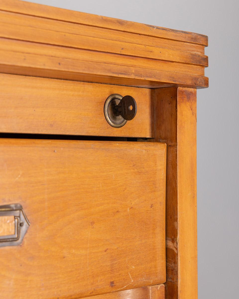 Archivador vintage de madera de los años 50 33 cajones diseño A. Gorgone en Bueno estado para la venta en None, IT