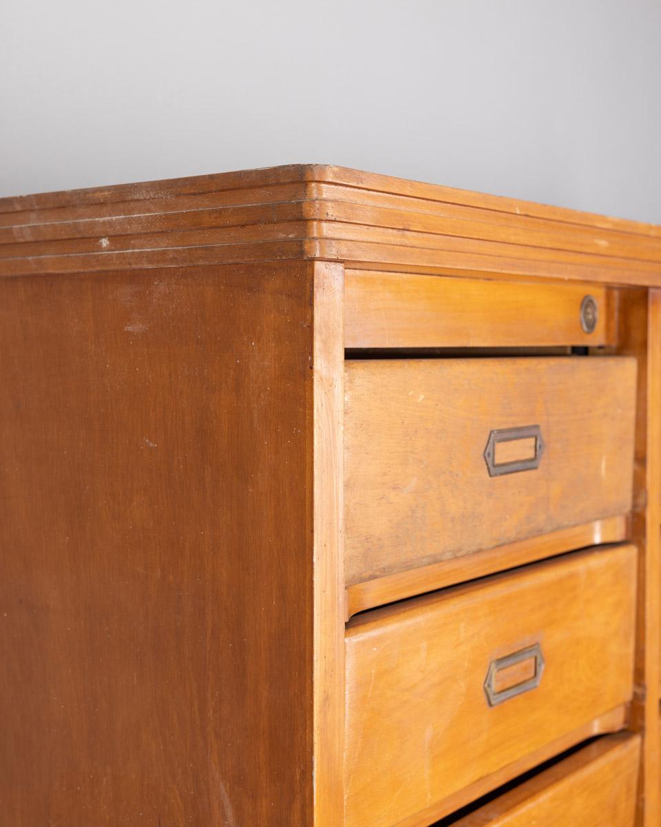 Archivador vintage de madera de los años 50 33 cajones diseño A. Gorgone Mid-20th Century en venta