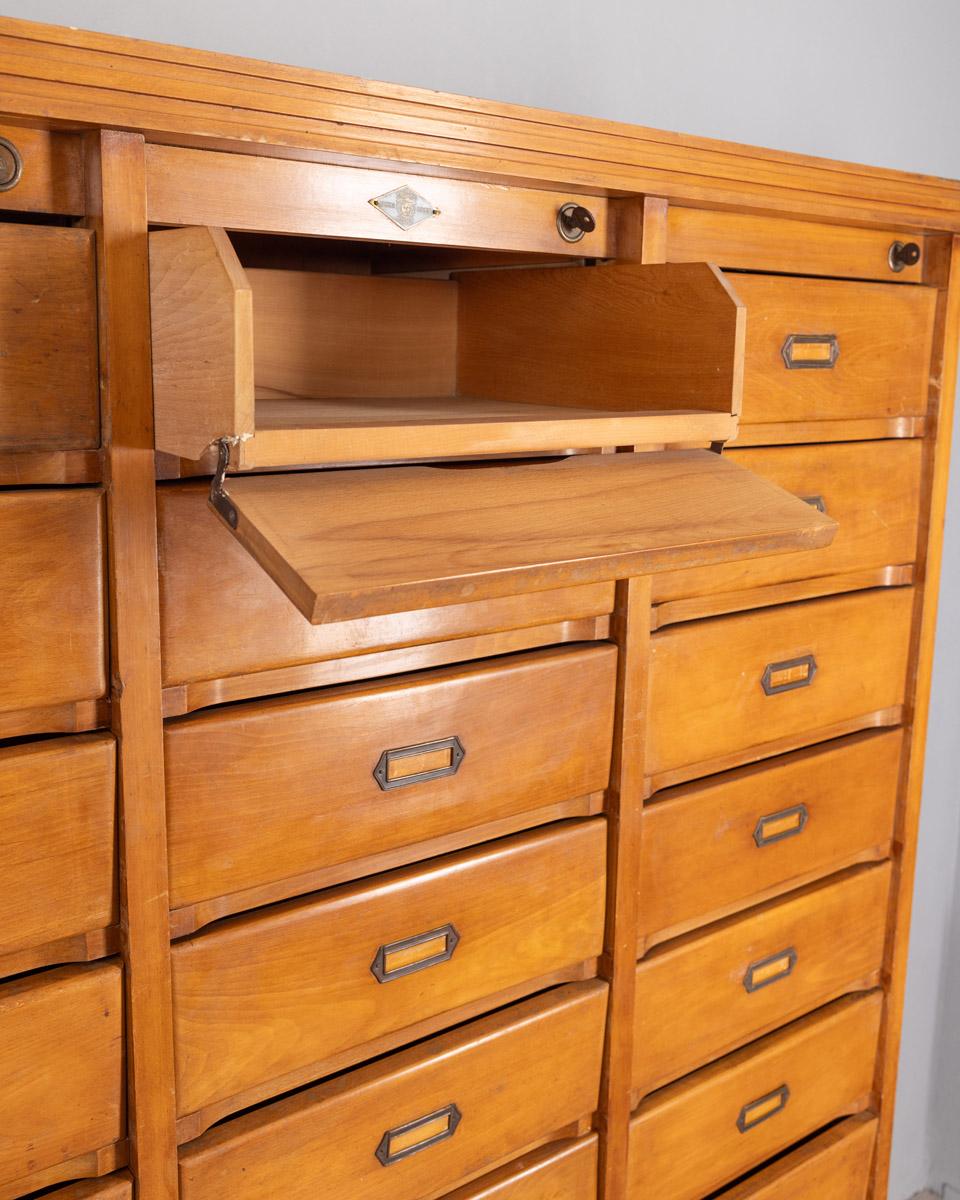 Archivador vintage de madera de los años 50 33 cajones diseño A. Gorgone en venta 1