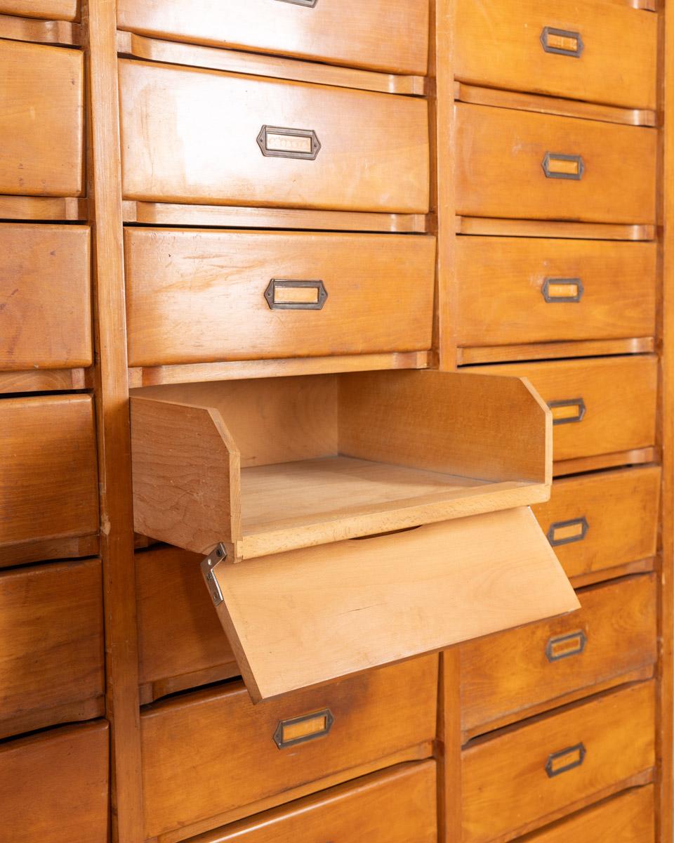Archivador vintage de madera de los años 50 33 cajones diseño A. Gorgone en venta 2