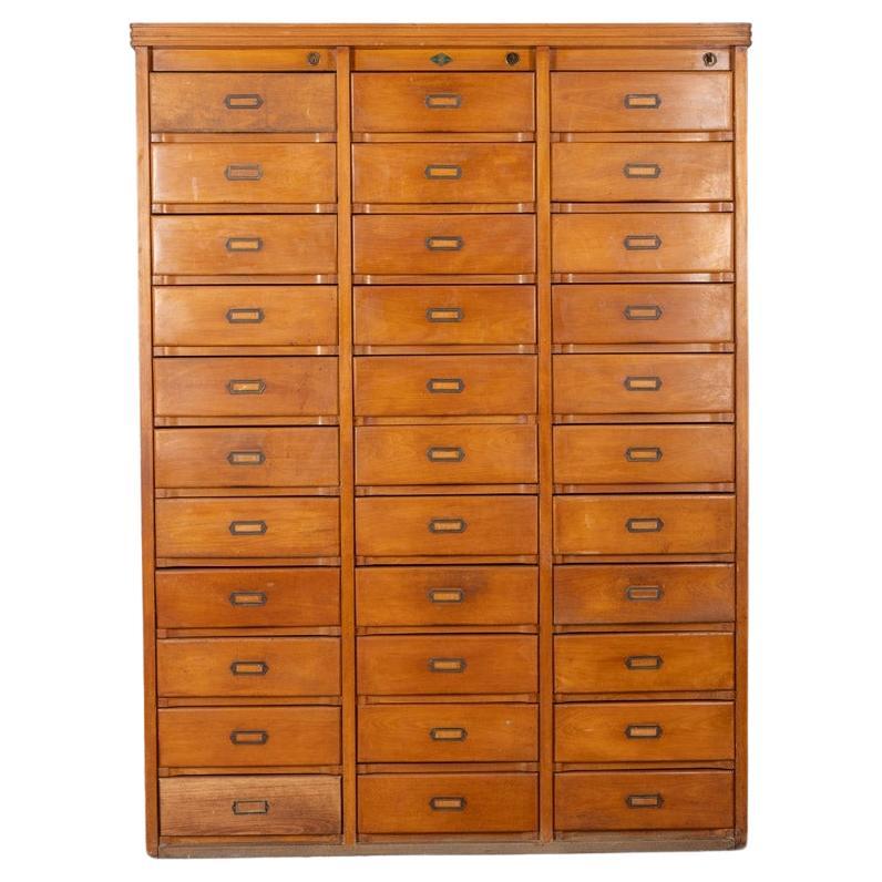 Archivador vintage de madera de los años 50 33 cajones diseño A. Gorgone en venta
