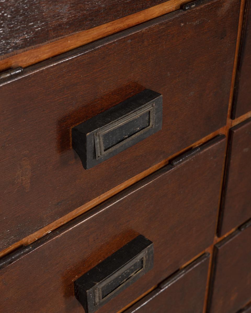 Grande schedario in legno a 20 cassetti con apertura verticale, presenta serrature originali complete di chiave e funzionanti.
Design Italiano, anni 50.

CONDIZIONI: In buone condizioni, presenta segni d'usura dati dal tempo.

DIMENSIONI: Altezza