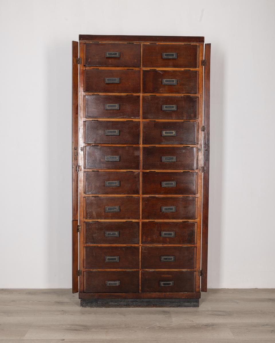 Metà XX secolo Schedario vintage anni 50 in legno stile industriale design Italiano