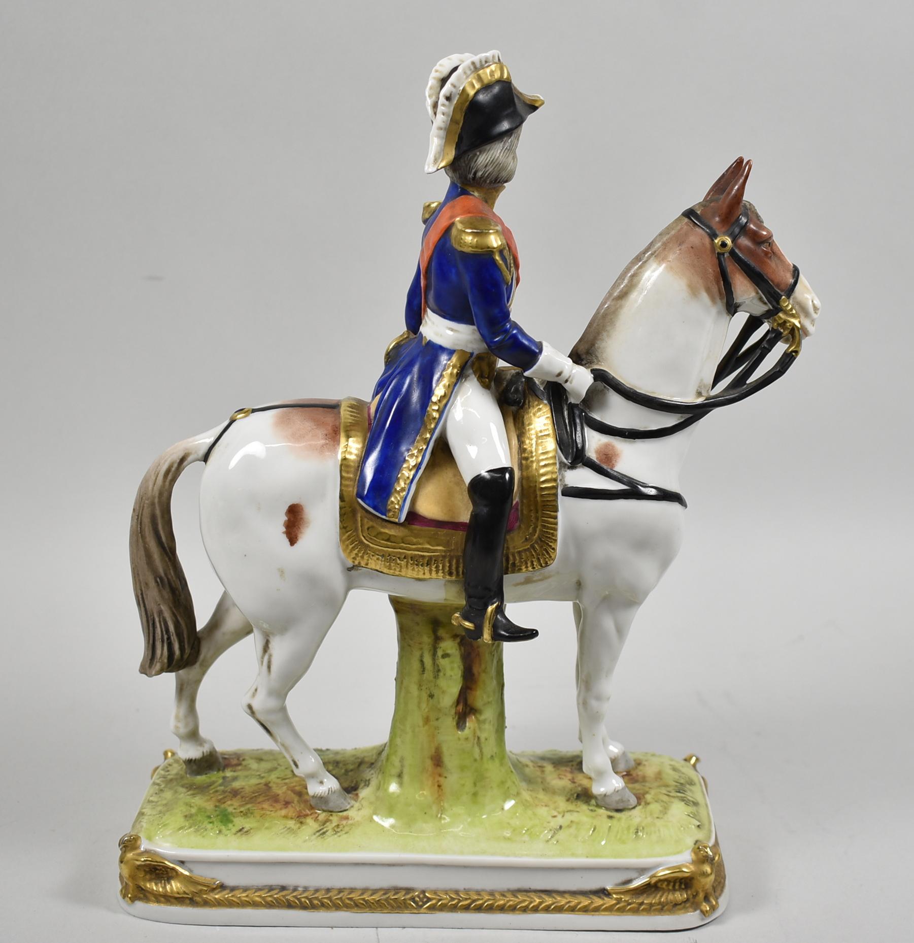 Soult Scheibe - Alsbach Allemagne général en porcelaine à cheval tenant une lorgnette. Des oiseaux dorés sur les coins. Aucun dommage. Dimensions : 3.5