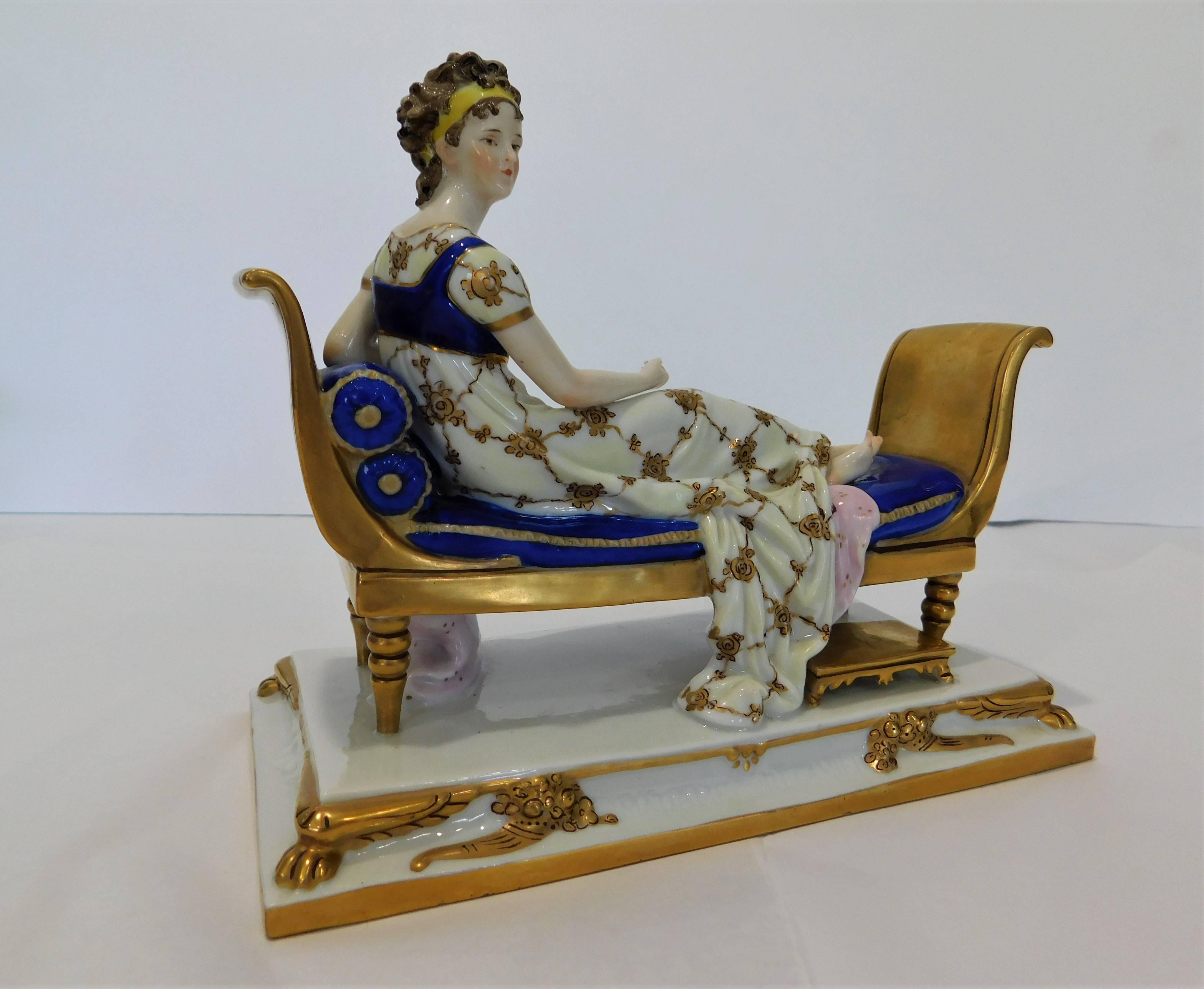 Scheibe Alsbach figurine vintage en porcelaine de Madame Recamier fabriquée en Allemagne, peinte à la main.
    