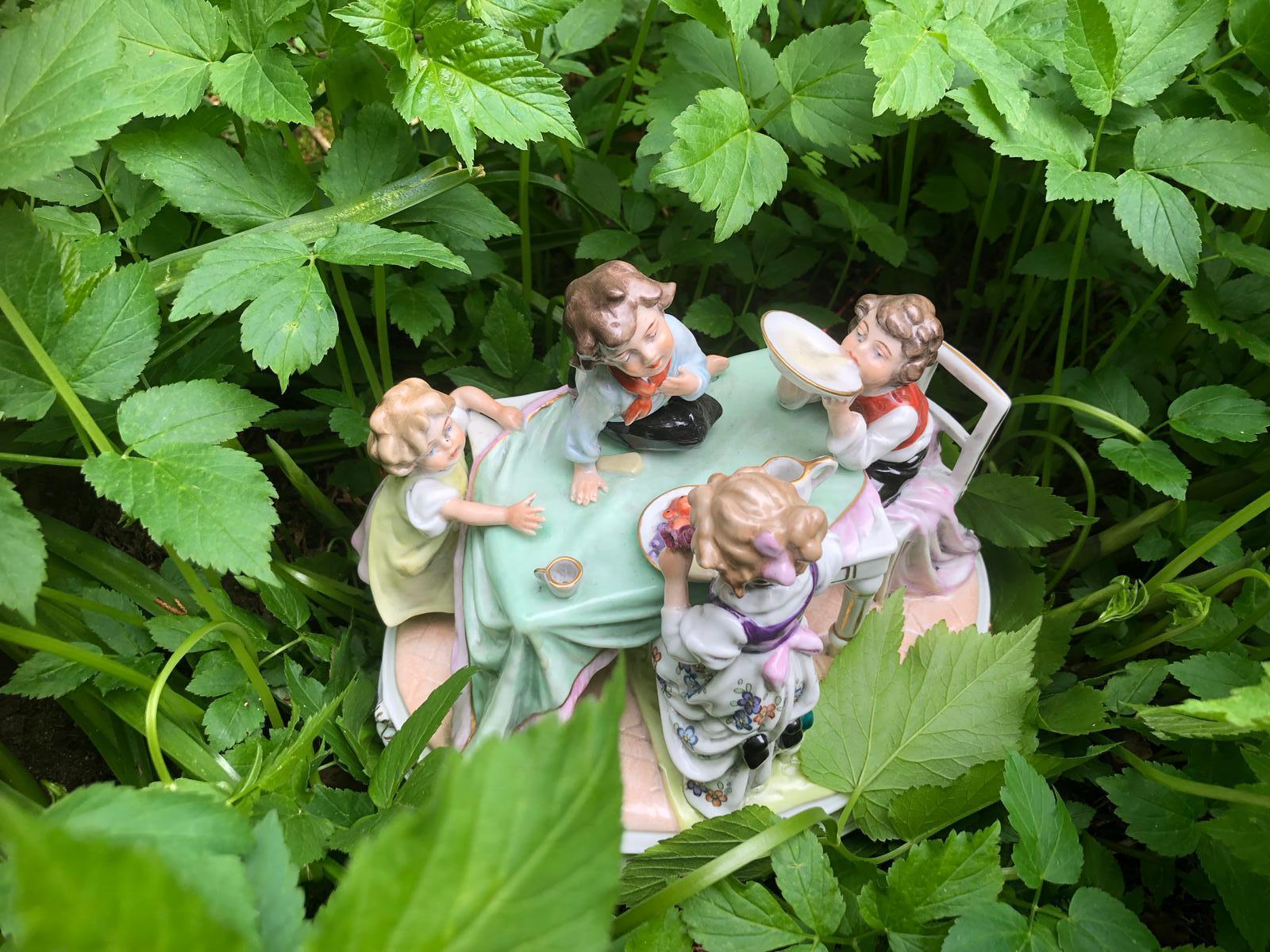 Scheibe Alsbach Porcelain Figures 'Children eating porridge', before 1989 In Excellent Condition For Sale In Woerdense Verlaat, NL