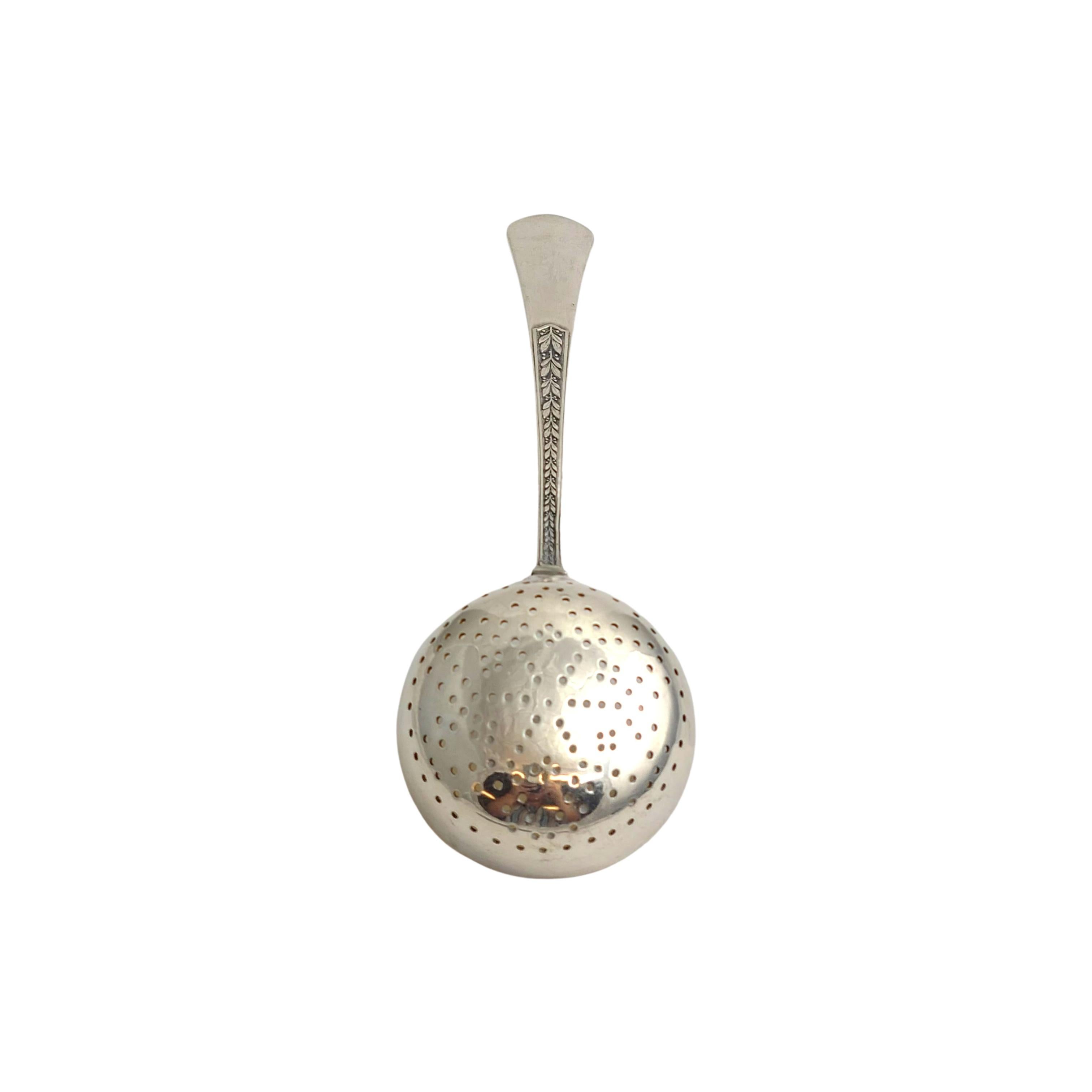 800 Silber mit Goldwaschung Zuckersieb von Schelhaas aus der Schweiz.

Kein Monogramm

Griff mit Blattmuster, Schale mit goldfarbener Innenseite.

Maßnahmen 7 