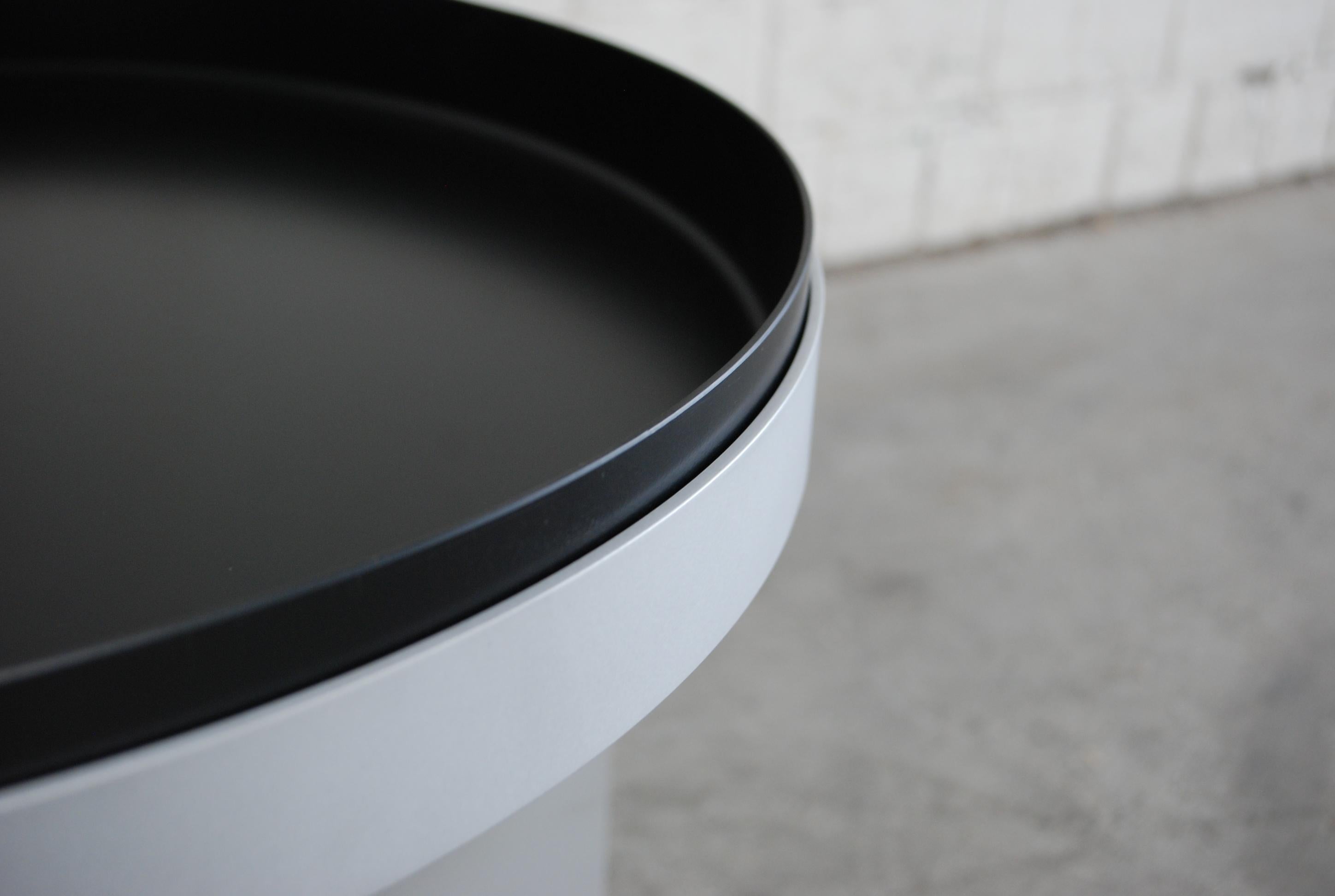 Schellmann Art Furniture Minimal Konzeptueller runder Tisch aus Aluminium mit niedrigem, schwarzem Tablett (Deutsch)