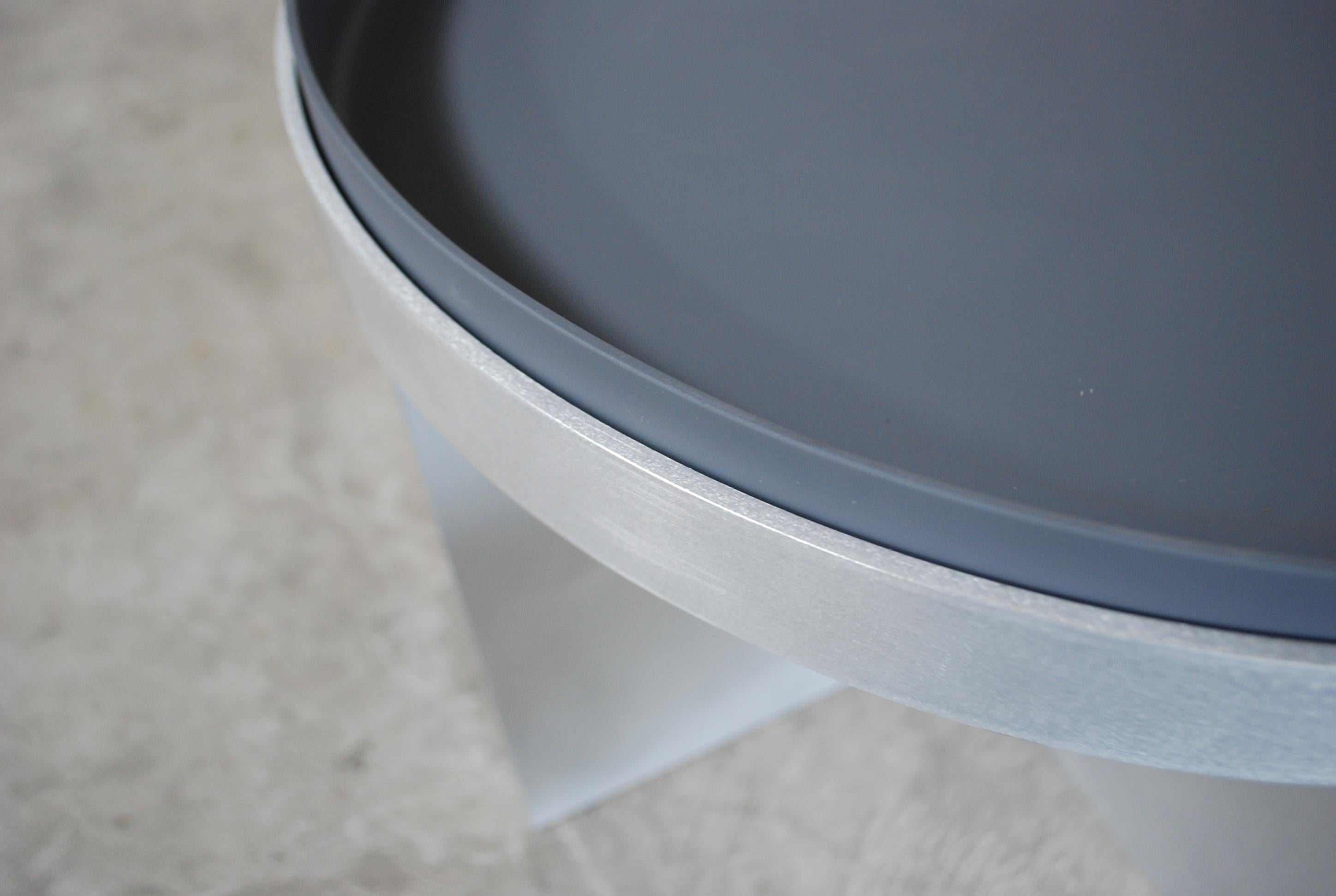 Schellmann Art Furniture Minimal Konzeptual Aluminium niedriges Tablett runder Tisch (Minimalistisch)