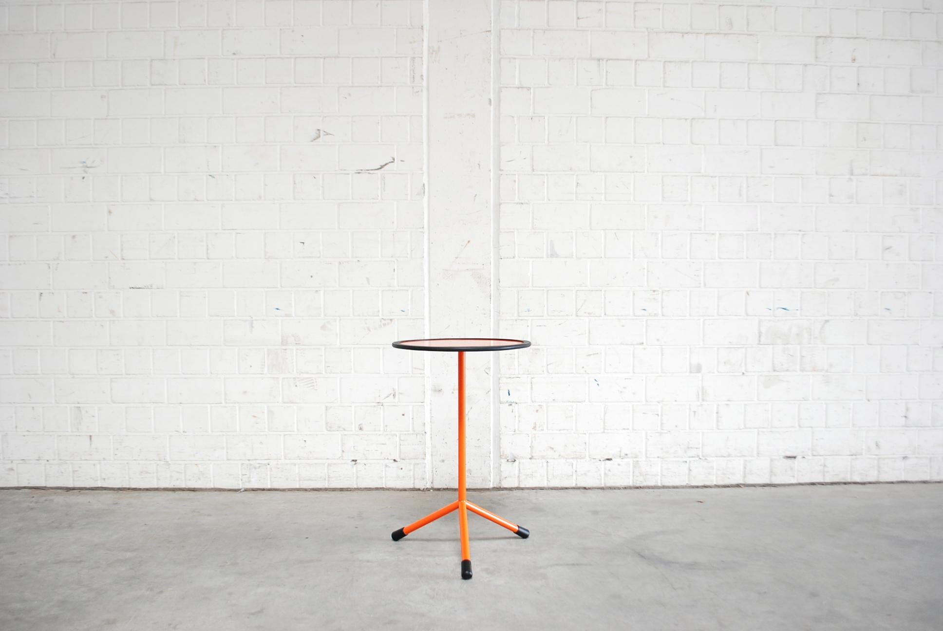 A simple Industrial round table in aluminum lacquered in orange colour.
The edges on the top were covered with rubber and the feet also.
The high table is available in green colour and also a low round table in white is in stock.
See the last