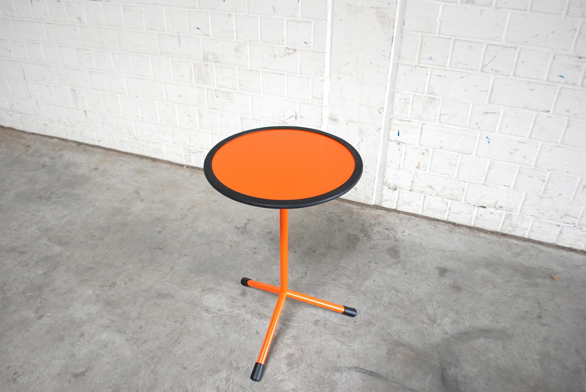 Schellmann Art Furniture Minimalistischer, Konzeptioneller, runder Tisch in Orange (Deutsch)