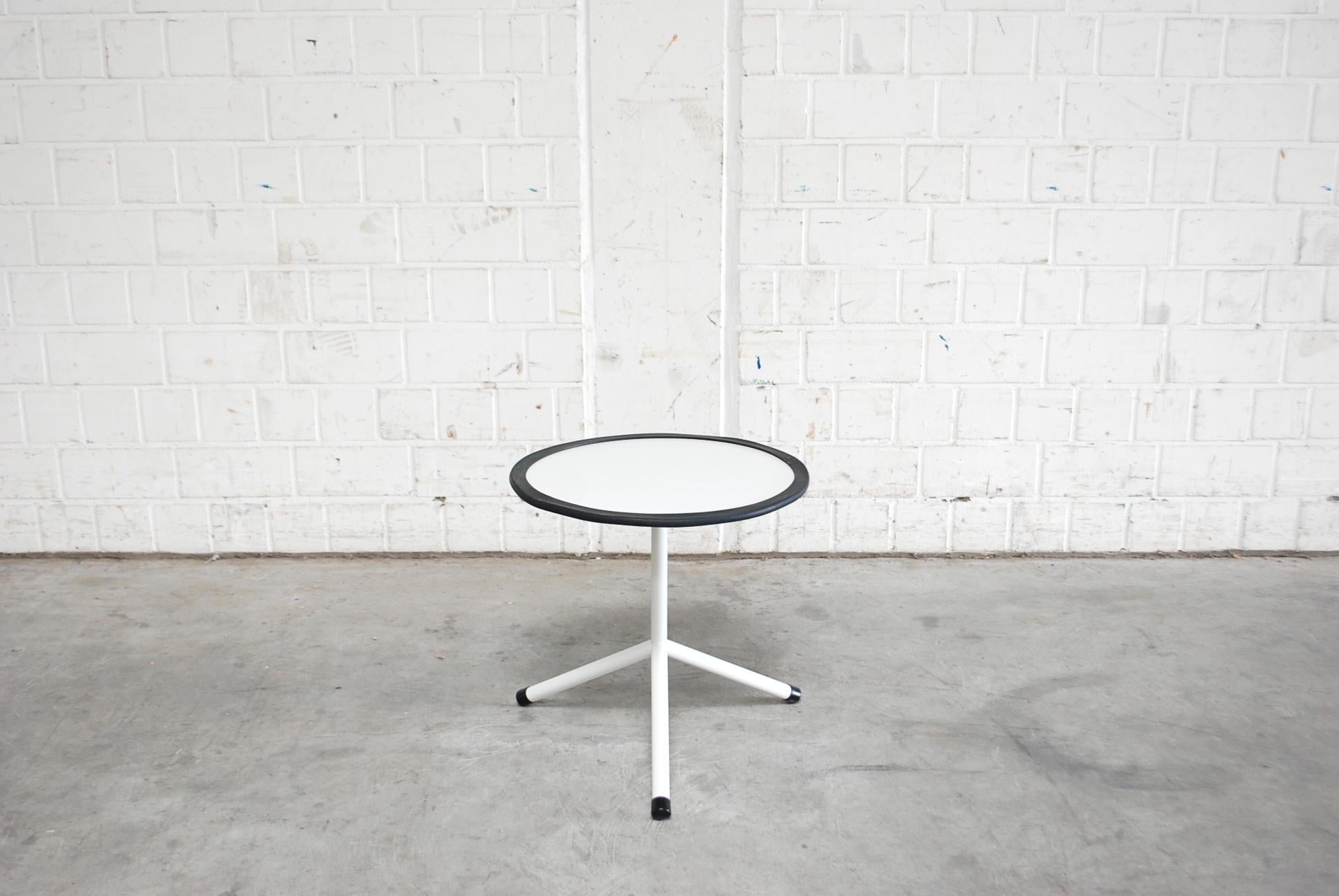 A simple Industrial low round table in aluminum lacquered in white colour.
The edges on the top were covered with rubber and the feet also.
Also there´s a high round table in green and orange are in stock.
See the last picture.
These furnitures