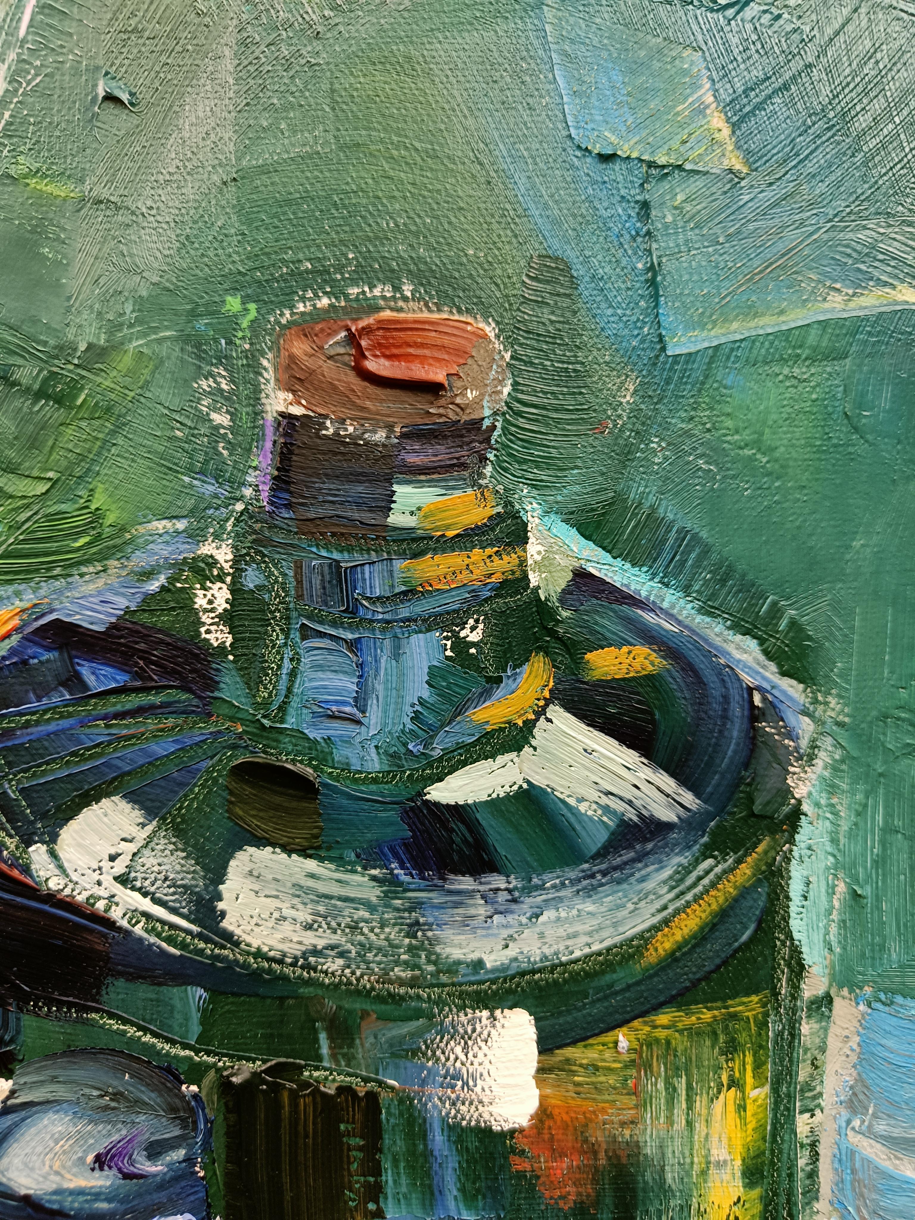 This work of art is an expressive still life created in oil on canvas. It is characterized by strong colours, dynamic brushstrokes and a lively texture. At the center of the composition are three glass bottles of different sizes and shapes,